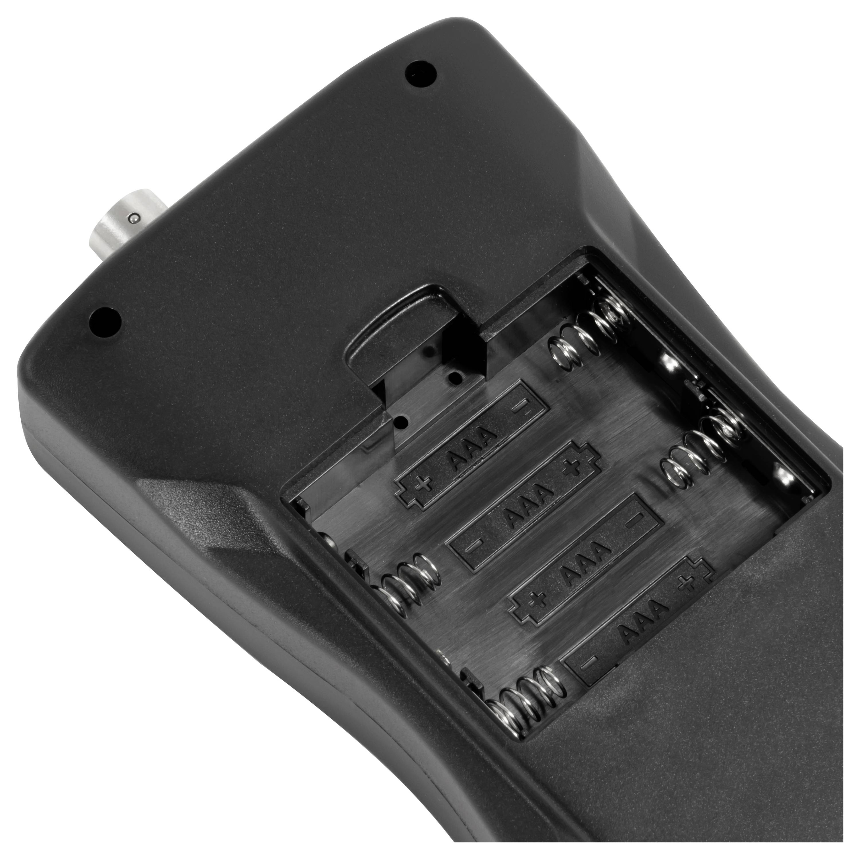 Nahaufnahme eines tragbaren Geräts mit offenenem Batteriefach, das Plätze für vier AAA-Batterien und einen sichtbaren Stecker zeigt.