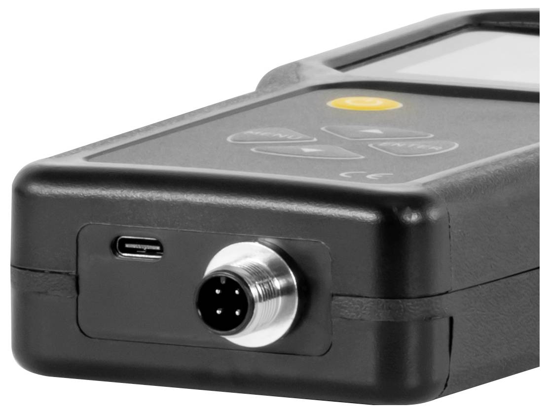 Schwarzes tragbares elektronisches Gerät mit USB-C-Anschluss, rundem Stecker und beleuchtetem Knopf oben, in Nahaufnahme dargestellt.