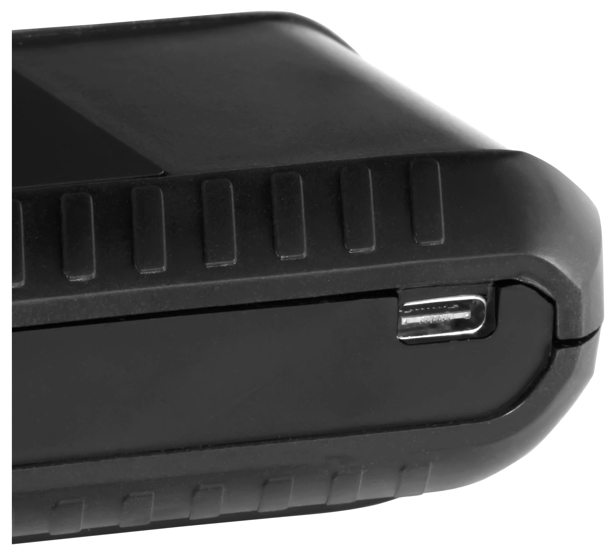 Nahaufnahme einer schwarzen tragbaren Powerbank mit USB-C-Ladeanschluss an der Seite.