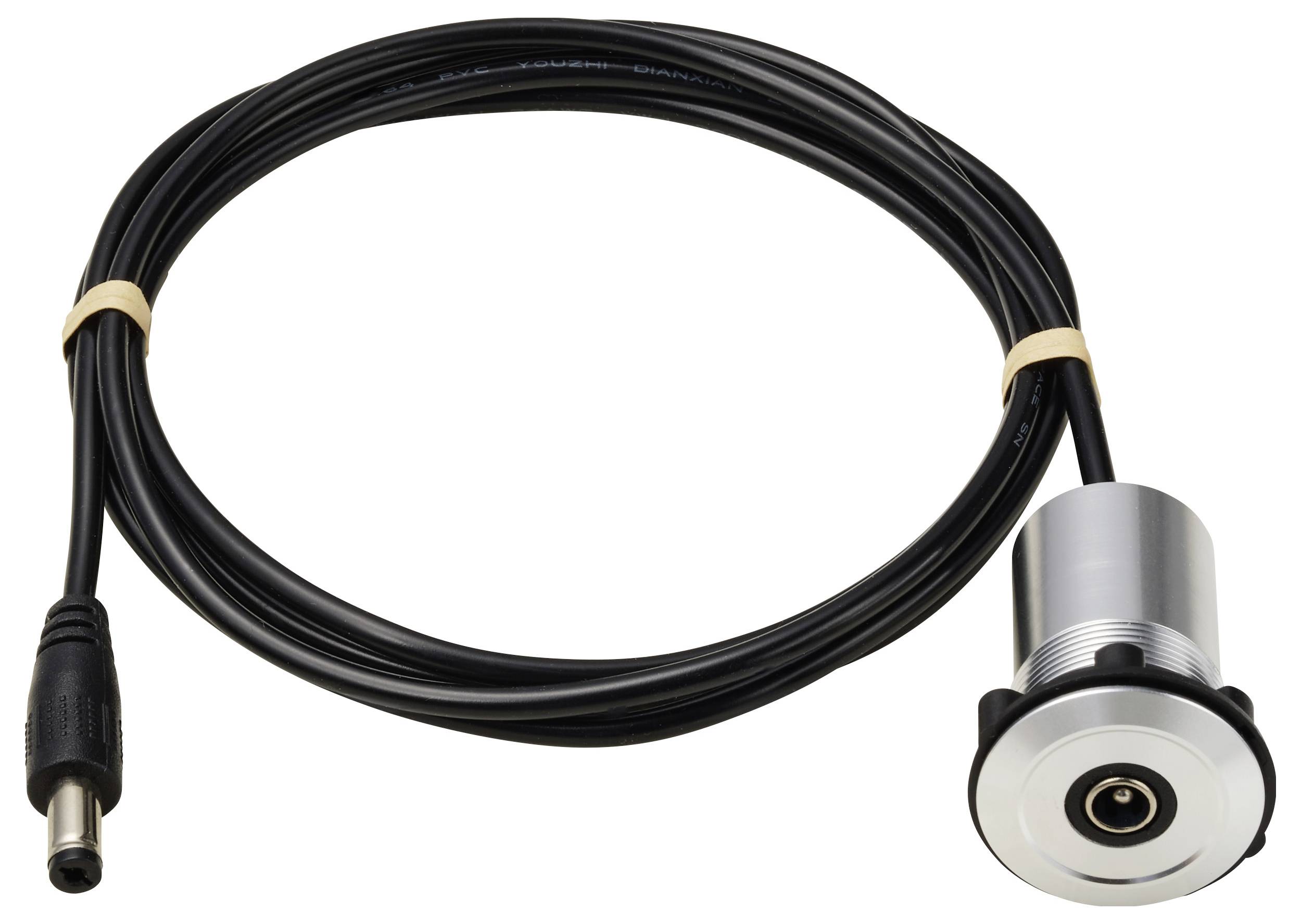 Ein schwarzes Kabel mit einem zylindrischen Metallstecker und einem Stromstecker, das für elektrische Verbindungen verwendet wird.
