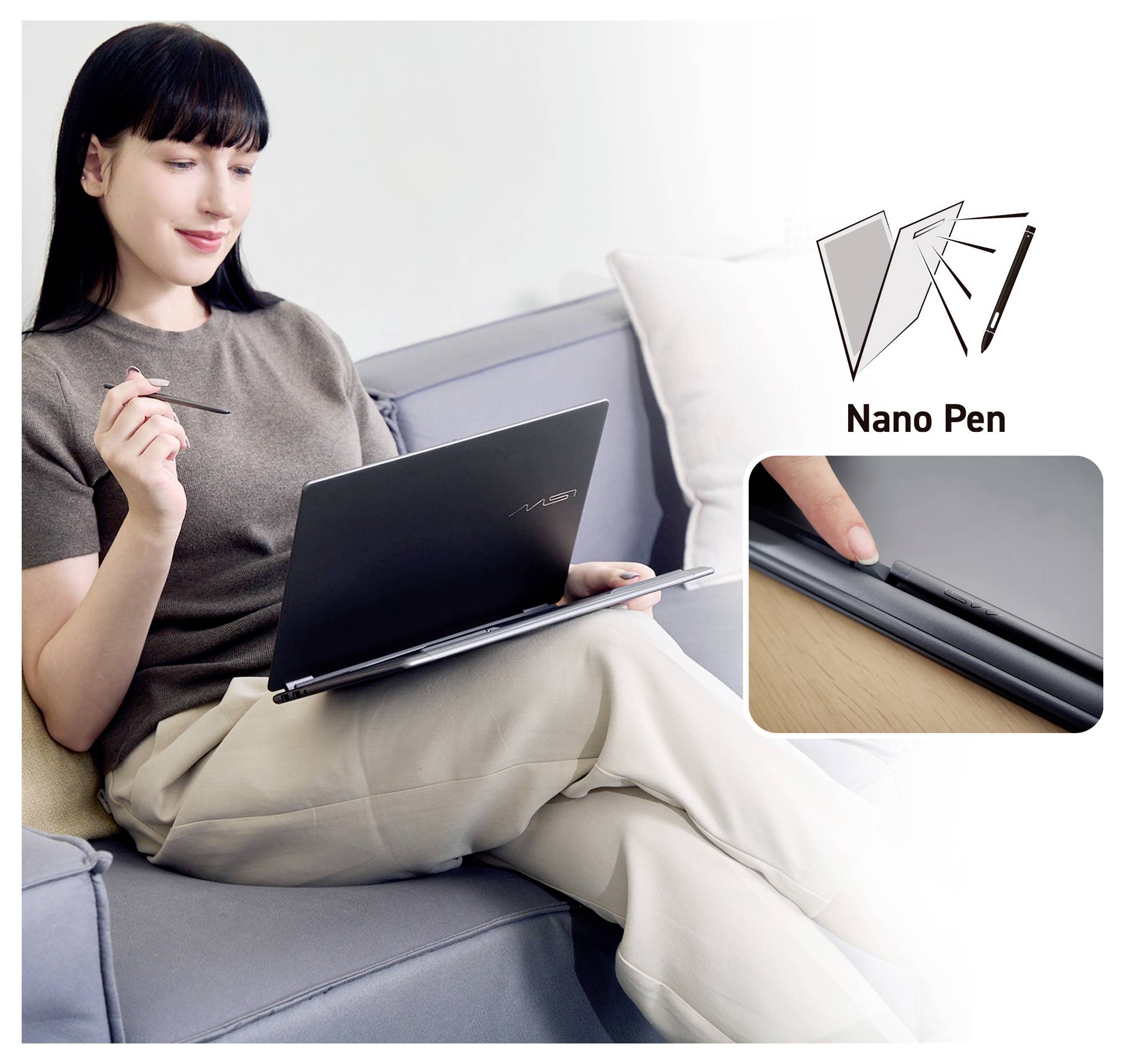 Eine Person sitzt auf einem Sofa und benutzt einen Laptop mit einem Stylus. Ein Ausschnitt zeigt den Stylus ordnungsgemäß an der Seite des Laptops verstaut.
