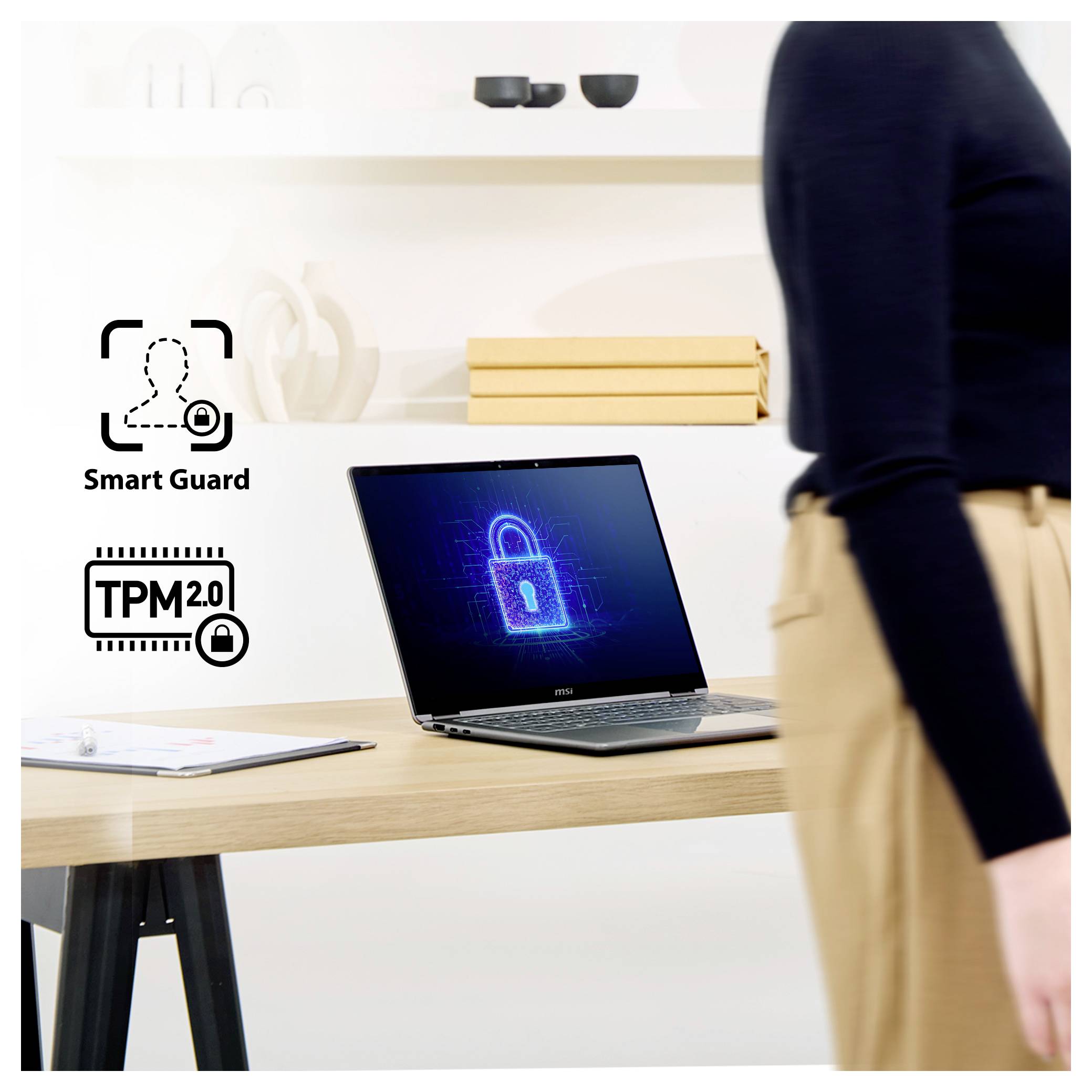 Ein Laptop auf einem Holzschreibtisch mit einem Bildschirm, der ein Schlosssymbol anzeigt. Eine Person geht in der Nähe vorbei. Der Text lautet 
