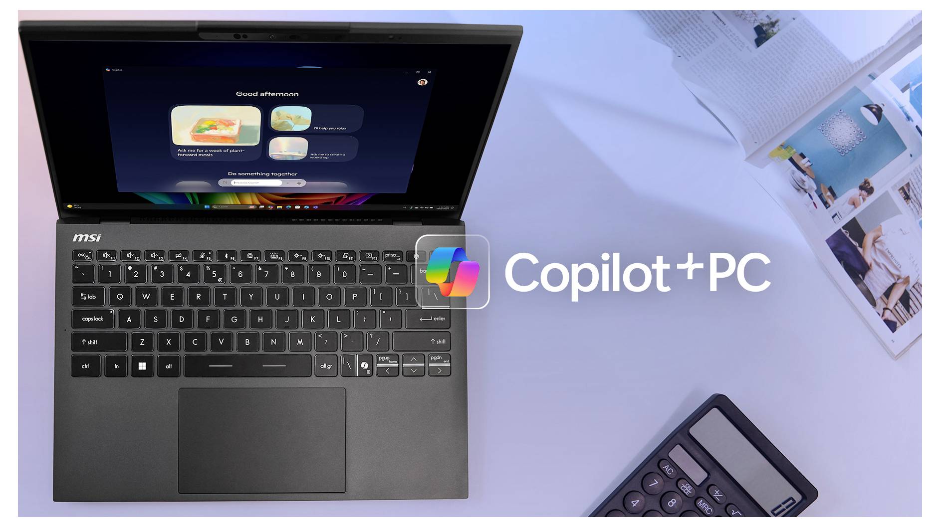 „Ein offenes Laptop mit einer Willkommensnachricht neben einem Taschenrechner; der Text lautet „Copilot + PC