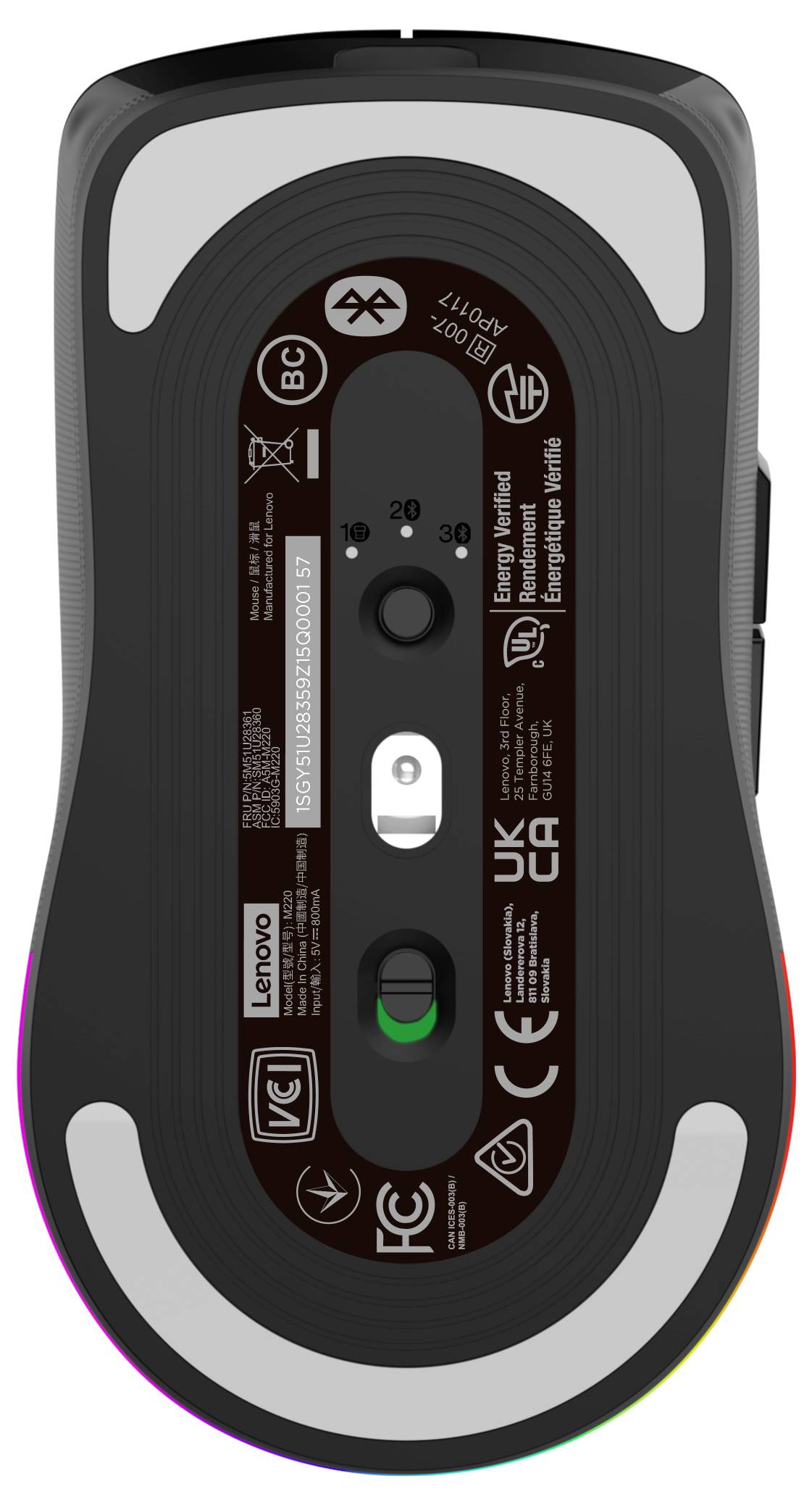 Das Bild zeigt die Unterseite einer schwarzen kabellosen Lenovo-Maus. Es sind ein sichtbarer Sensor, ein Netzschalter und behördliche Etiketten zu sehen.