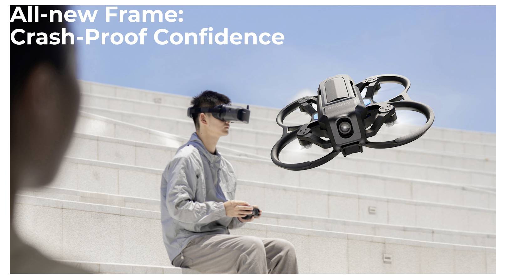 Person mit VR-Headset steuert eine schwebende Drohne auf Stadiontreppe; Text sagt 