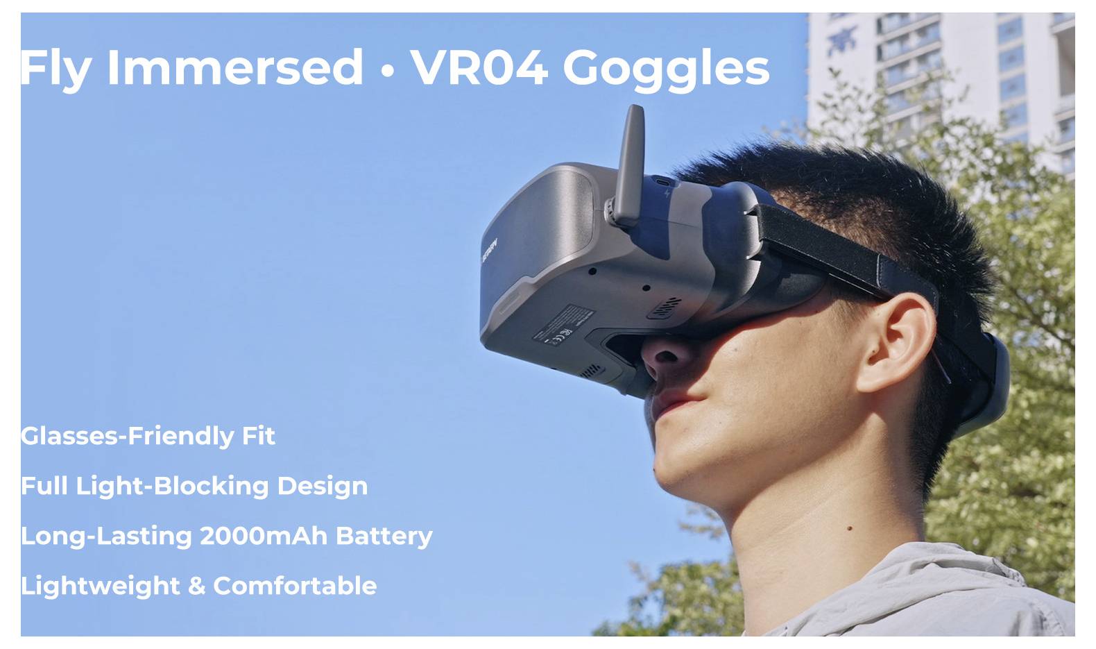 Mann, der VR04-Brille im Freien unter blauem Himmel trägt, mit Text, der „Brillenfreundliche Passform