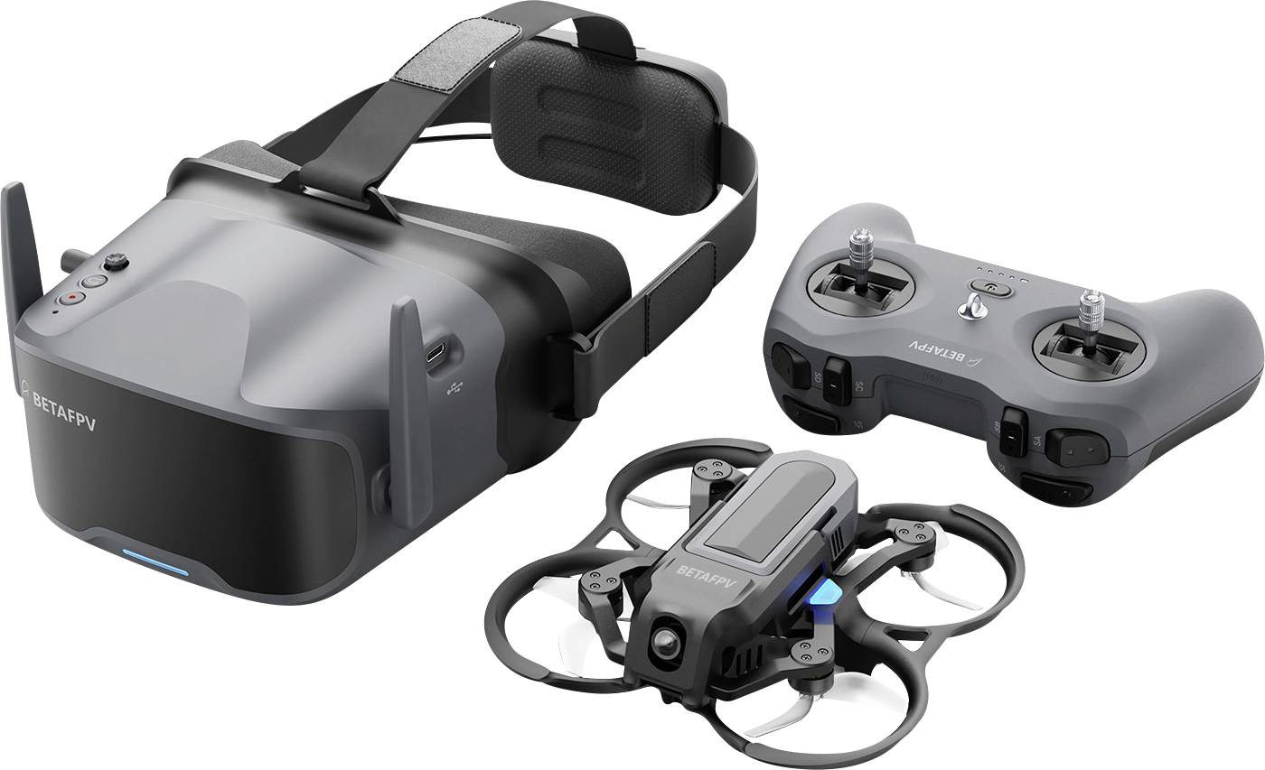 FPV-Drohnen-Set mit einem Virtual-Reality-Headset, tragbarem Controller und kleiner Kamera-Drohne auf weißem Hintergrund.