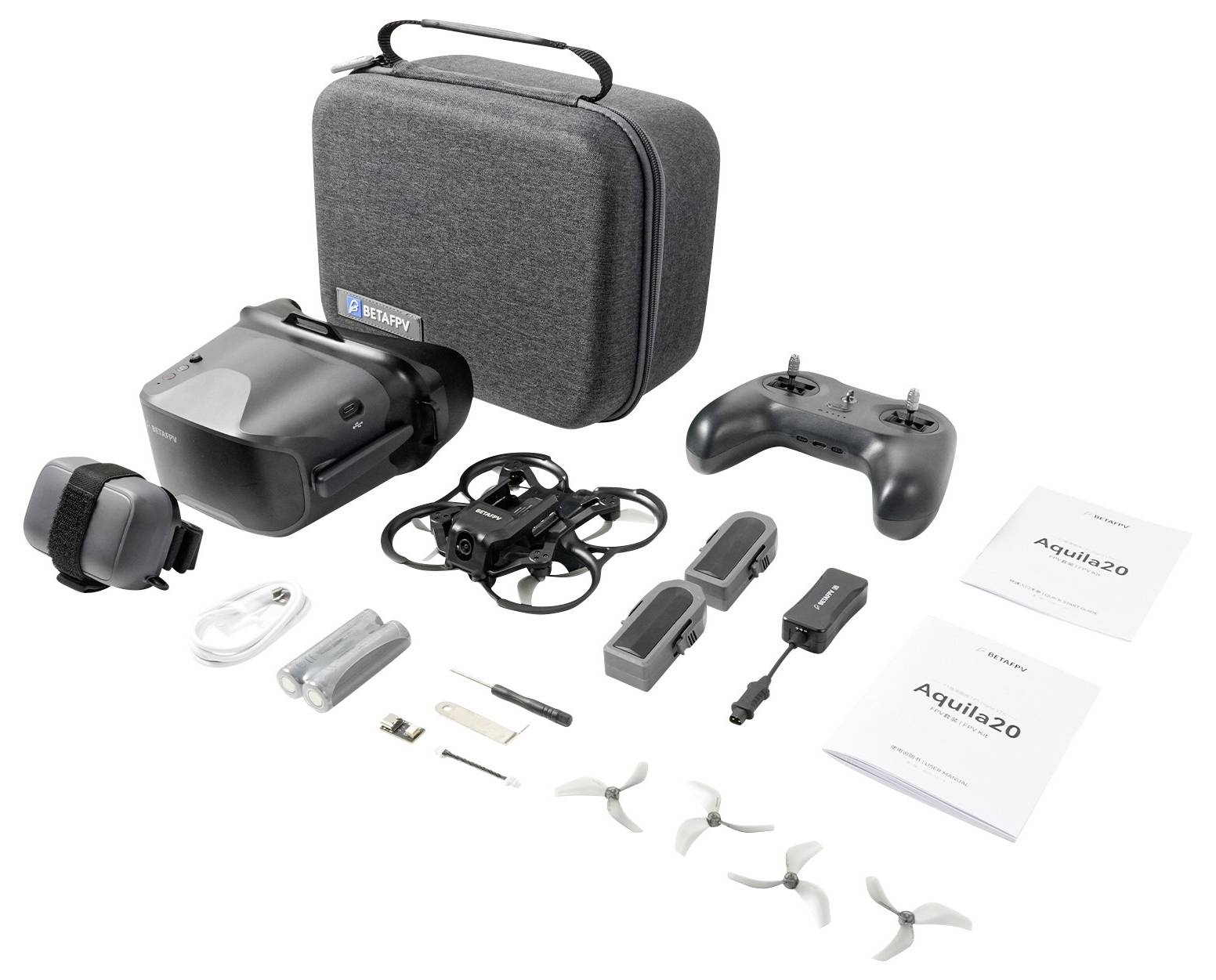Ein Dronen-Set mit Hartschalenkoffer, Kopfhörer, Fernsteuerung, Batterien, Kabeln, Propellern, Werkzeugen und Bedienungsanleitungen auf weißem Hintergrund.