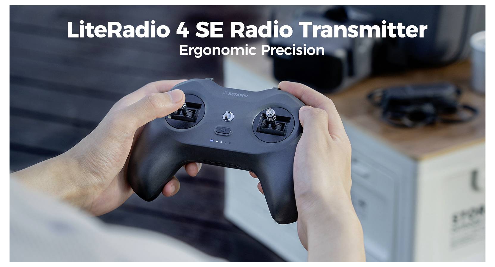 Hände, die eine Drohnen-Fernbedienung mit der Beschriftung „LiteRadio 4 SE Radio Transmitter" halten, mit dem Slogan „Ergonomische Präzision".