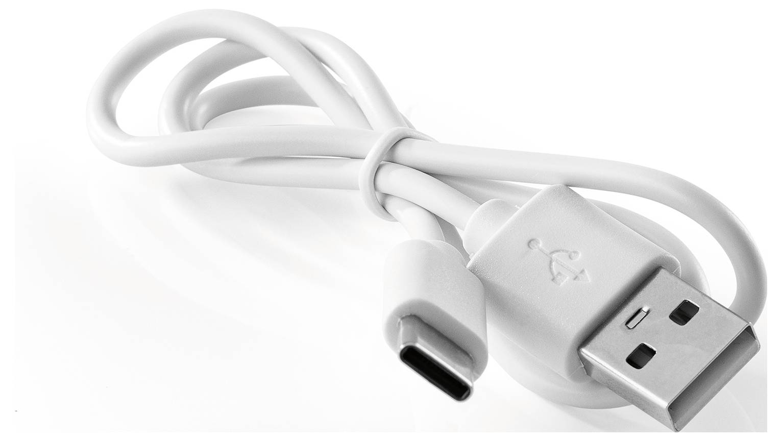 Ein weißes USB-C-zu-USB-A-Ladekabel, aufgerollt und auf einer weißen Oberfläche liegend, wobei beide Stecker zu sehen sind.