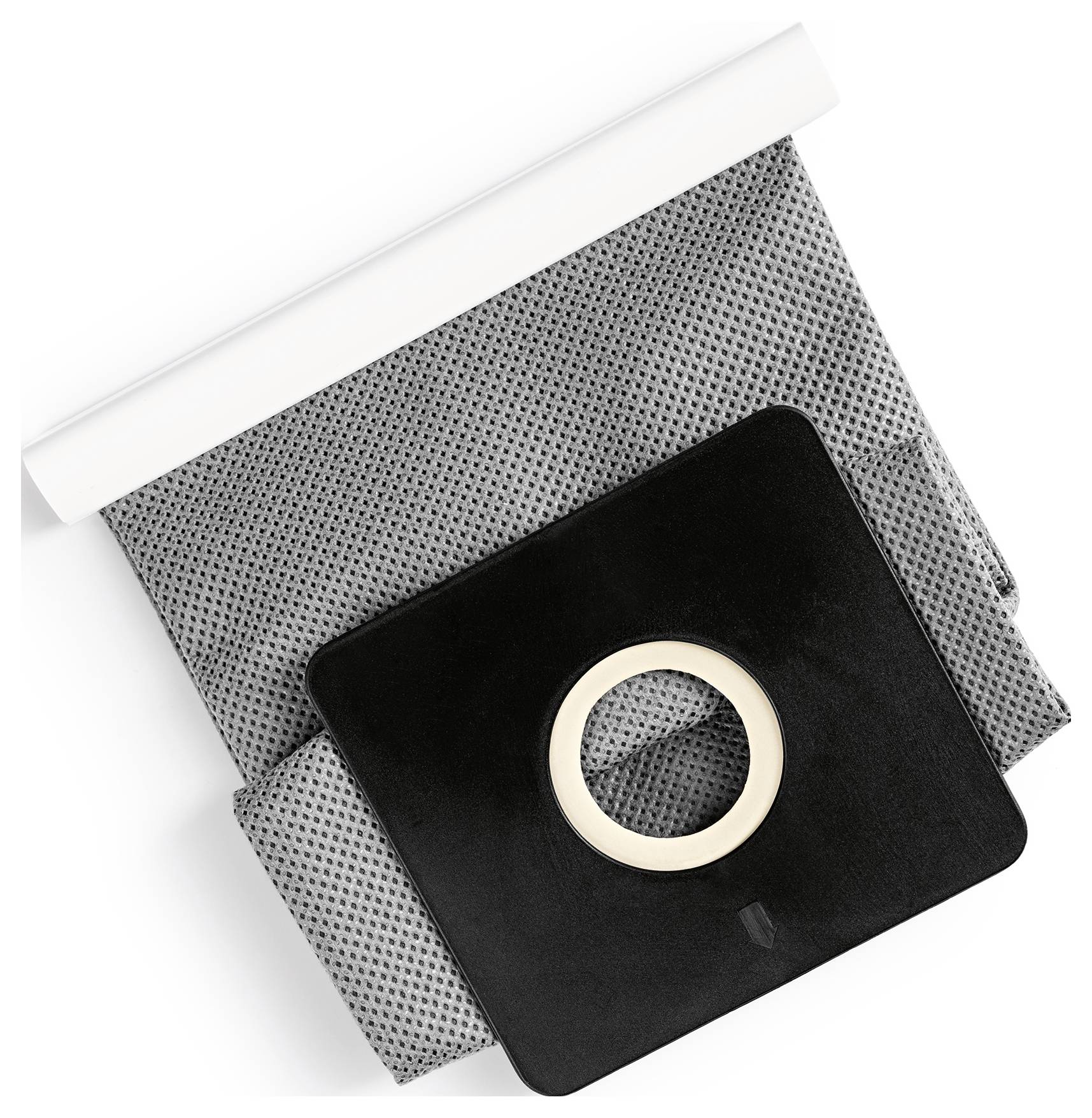 Schwarzweißes gefaltetes Textil mit einem großen schwarzen Quadrat und zentralem kreisförmigem Ausschnitt oben. Geometrisches und modernes Design.