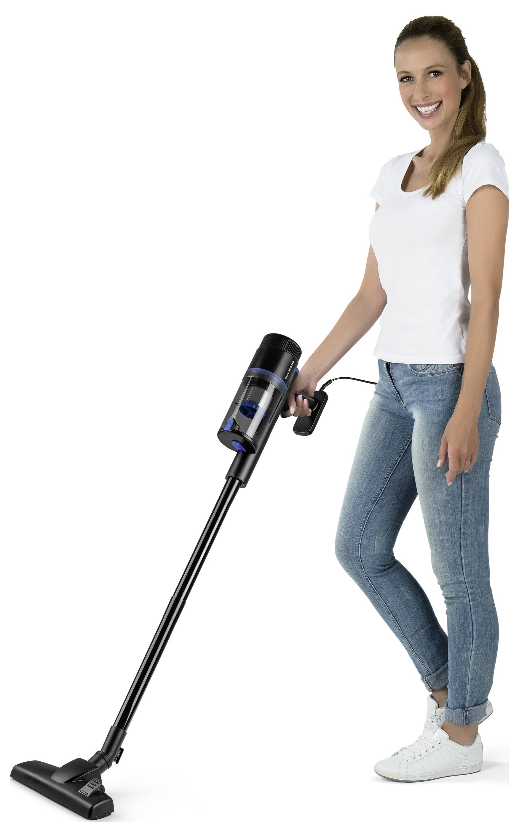 Eine Person, die lächelt, während sie einen schwarzen Stabstaubsauger auf weißem Hintergrund benutzt.