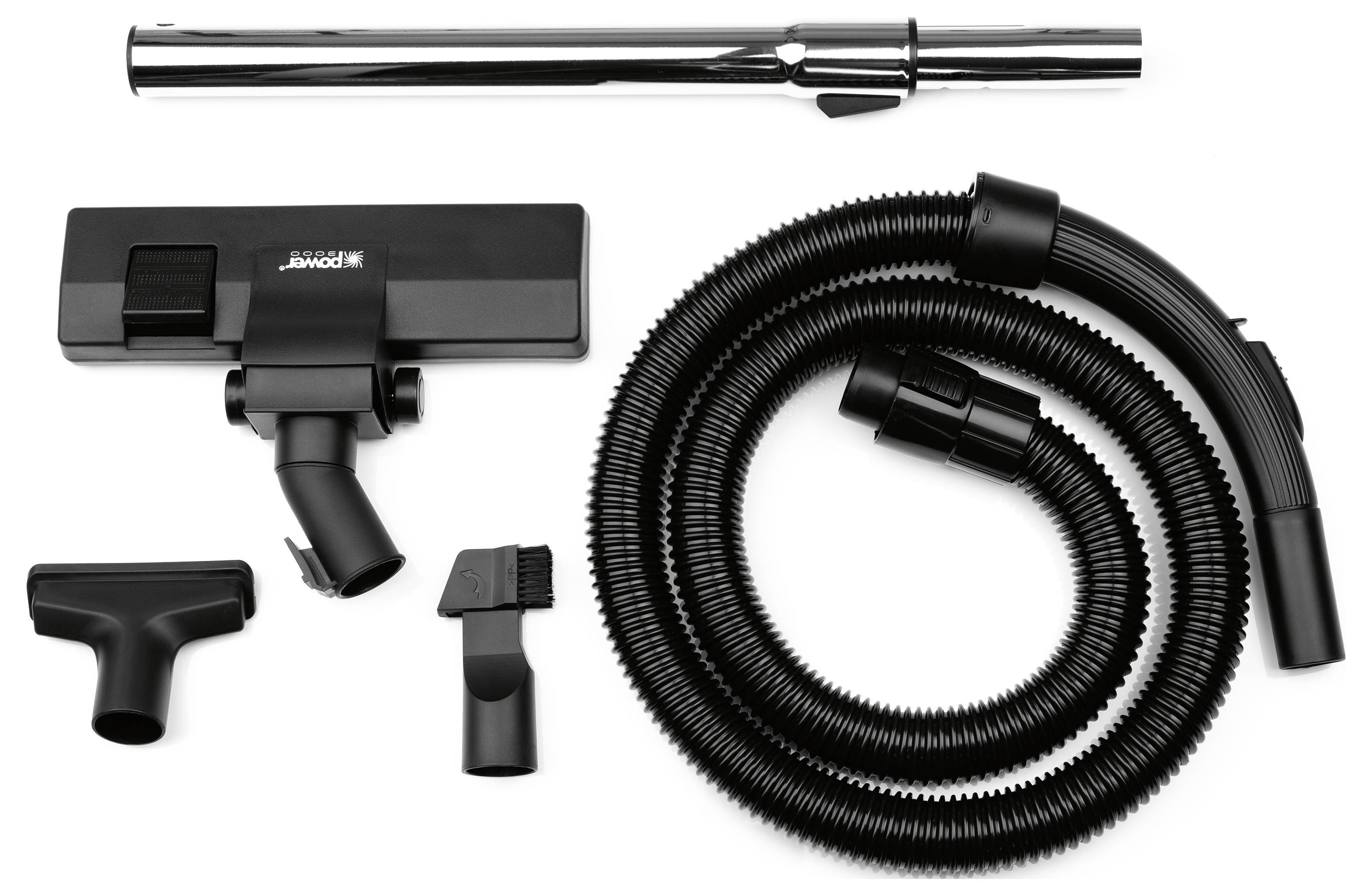 Ein Staubsauger-Zubehörset mit einem Metallverlängerungsrohr, einem Schlauch, einer Bodenbürste, einem Fugenwerkzeug und einer kleinen Bürstenaufsatz.