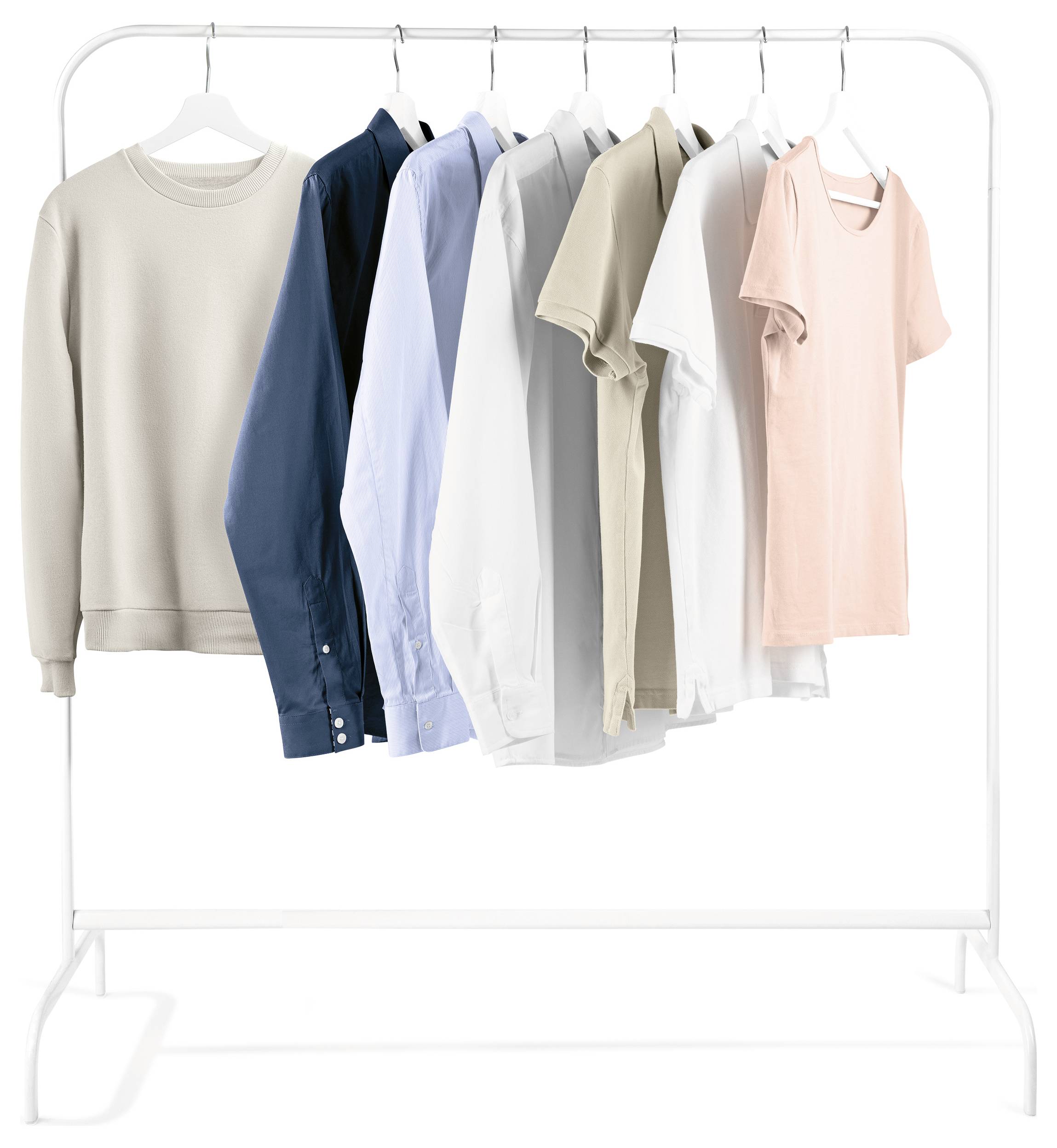 Ein Kleiderständer mit sieben Hemden in verschiedenen Farben, darunter Beige, Blau, Weiß und Rosa, ordentlich in einer Reihe aufgehängt.