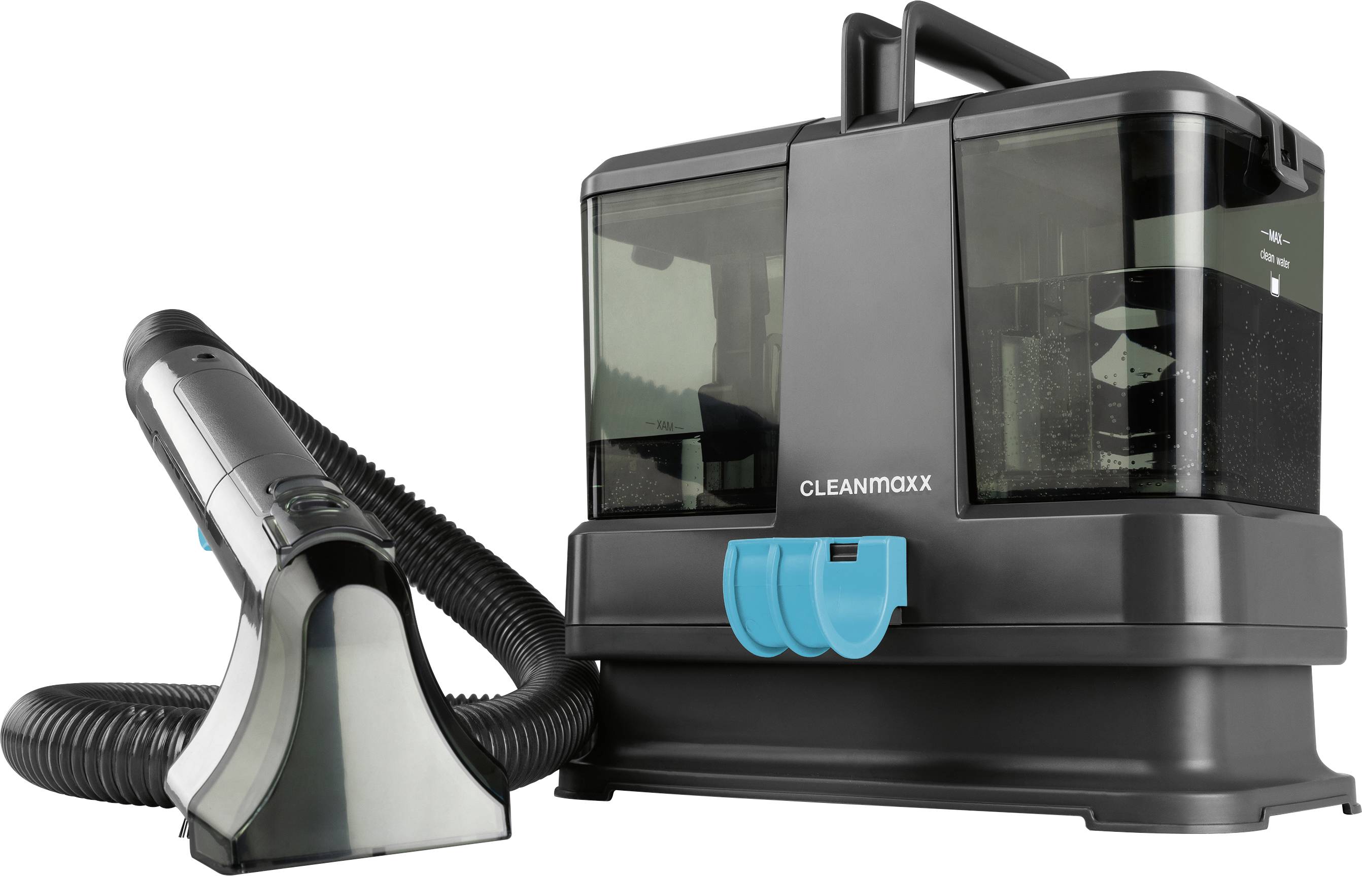 Ein schwarzer Staubsauger mit transparentem Wassertank und langem Schlauchaufsatz wird gezeigt. Der Markenname „CLEANmaxx