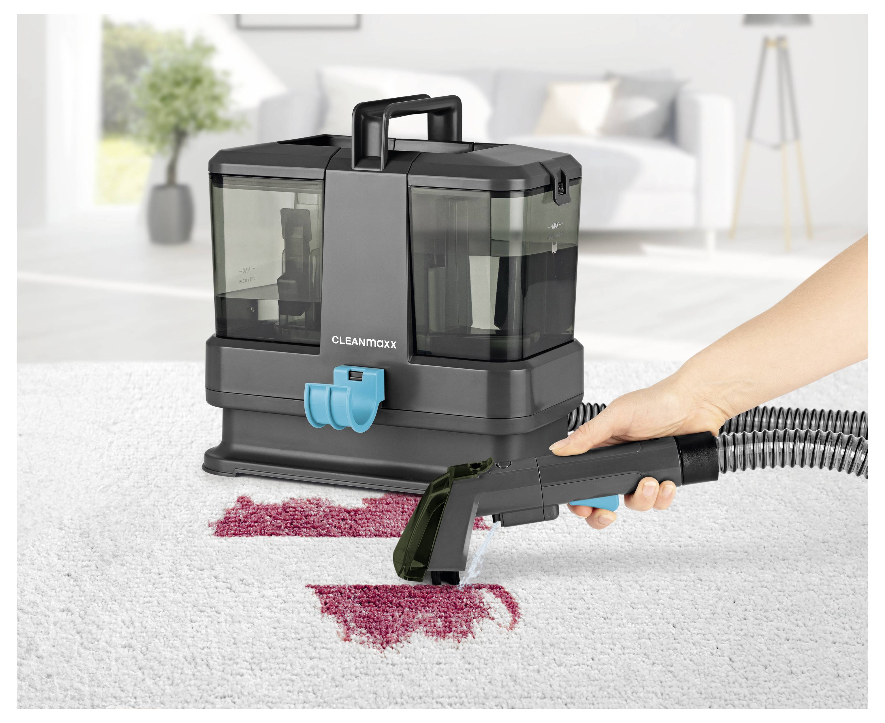 Ein tragbarer Teppichreiniger wird verwendet, um einen roten Fleck aus einem weißen Teppich in einem Wohnzimmer zu entfernen.