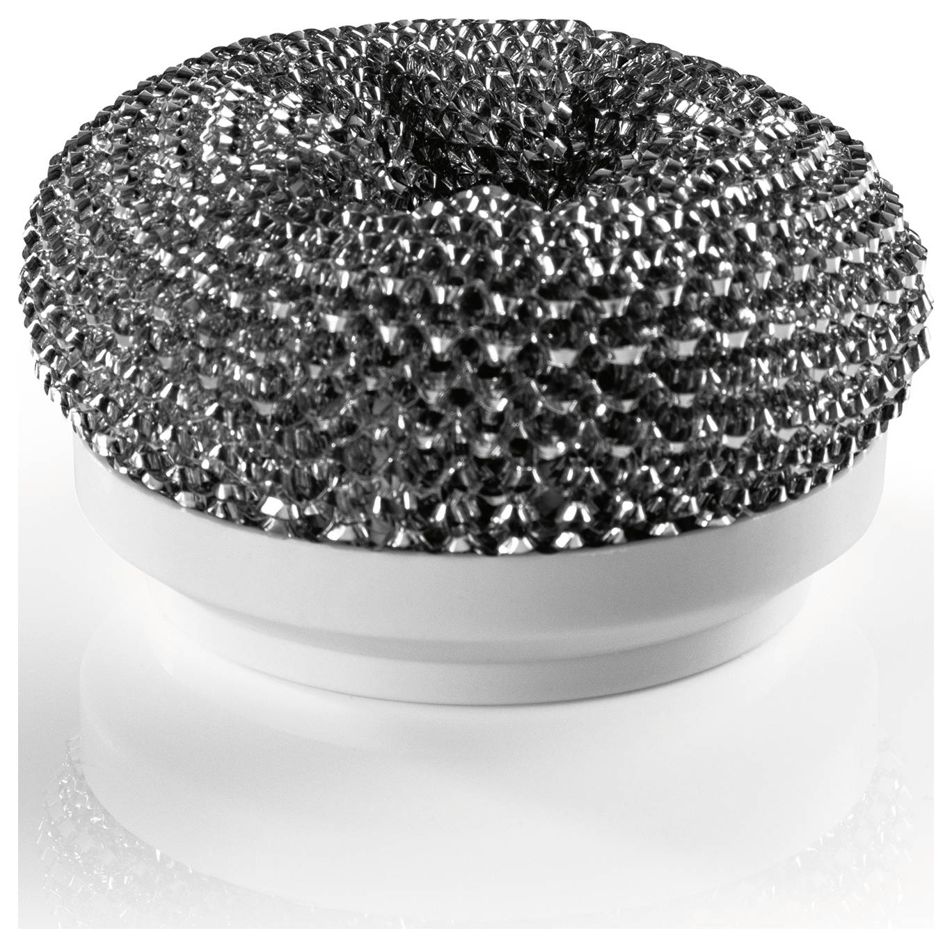 Ein Gebäude in der Nacht ist mit Lichterketten auf seiner Dachkante verziert. Seine Fenster sind von innen beleuchtet und strahlen ein warmes Licht ab.