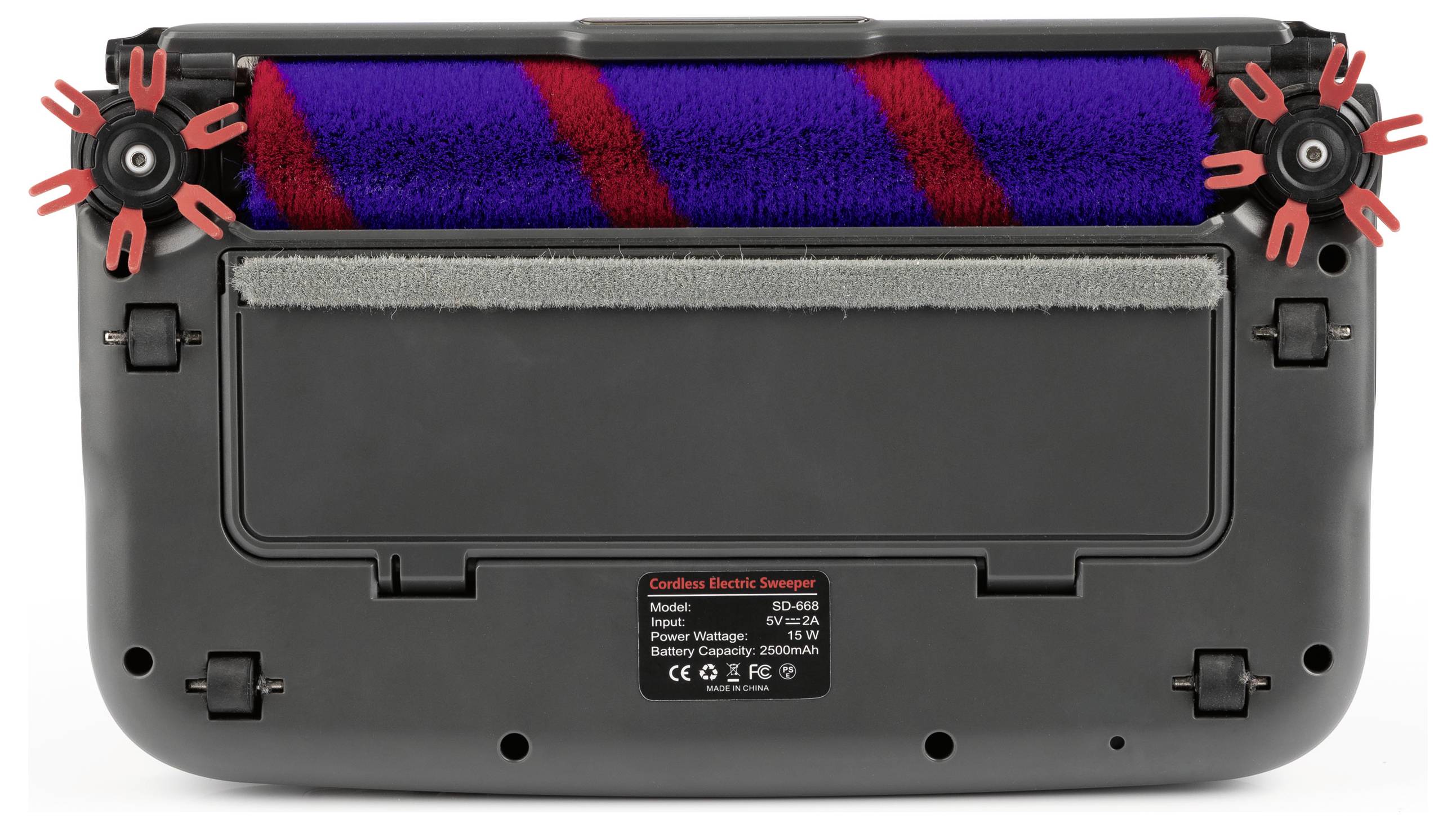 Ein Reinigungsgerät schrubbt einen Teppich und entfernt Schmutz und Flecken. Der Hintergrund zeigt einen klaren Kontrast zwischen gereinigten und schmutzigen Bereichen.