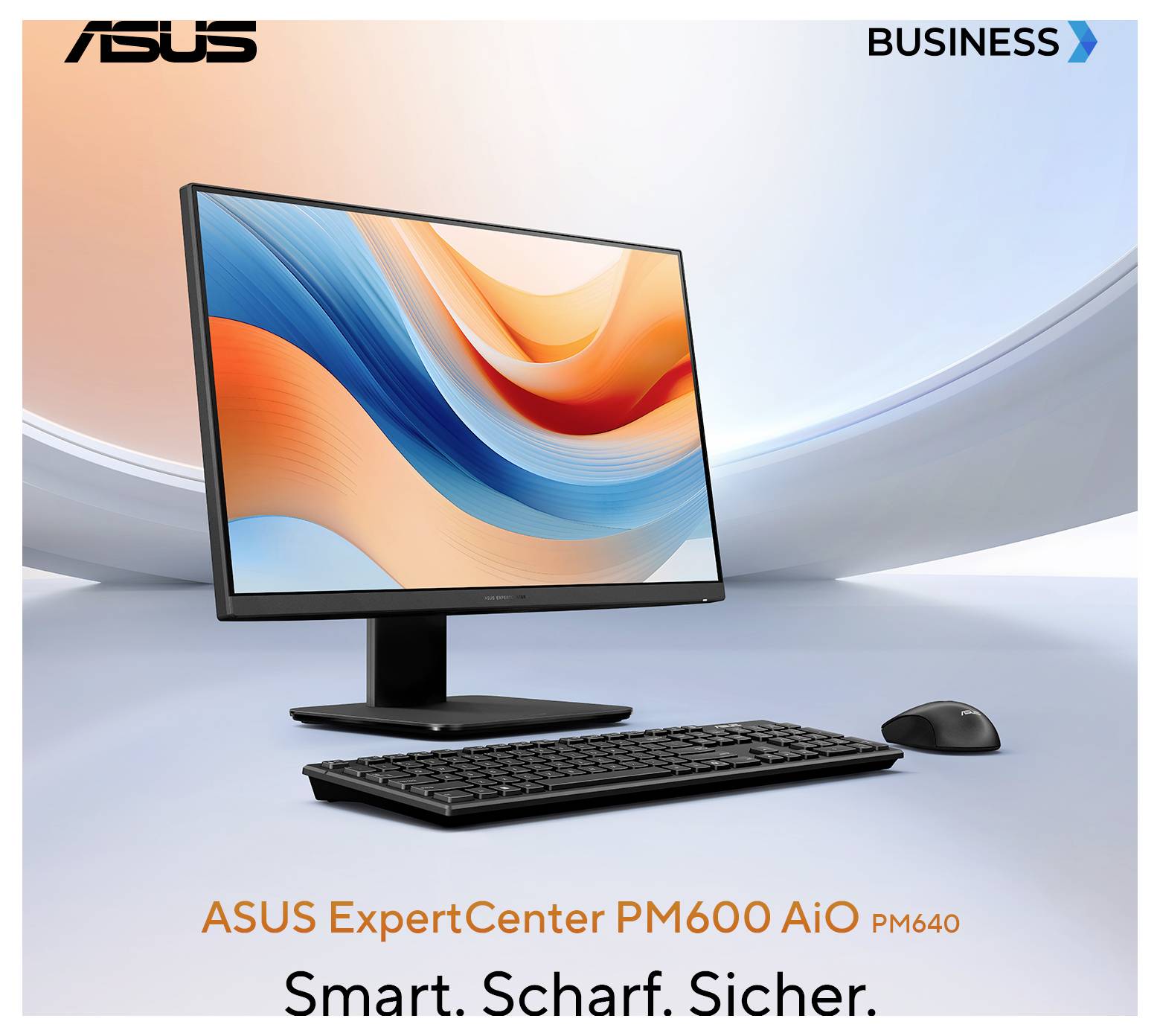 Computer und Zubehör auf einem Schreibtisch. Bildschirm zeigt abstrakte bunte Wellen. Text: 'ASUS ExpertCenter PM600 AiO PM640. Smart. Scharf. Sicher.'