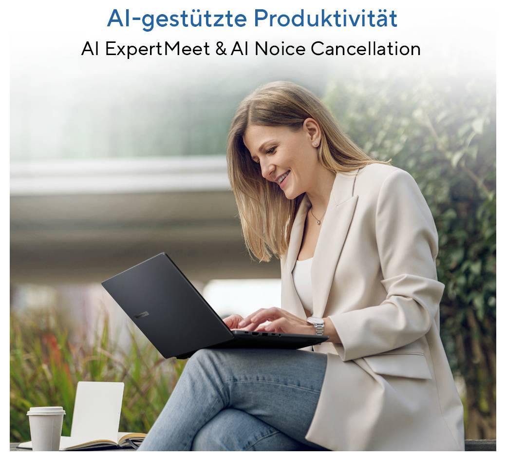 Eine Frau sitzt im Freien und arbeitet an einem Laptop. Der Text 'AI-gestützte Produktivität' ist oben auf dem Bild zu sehen.