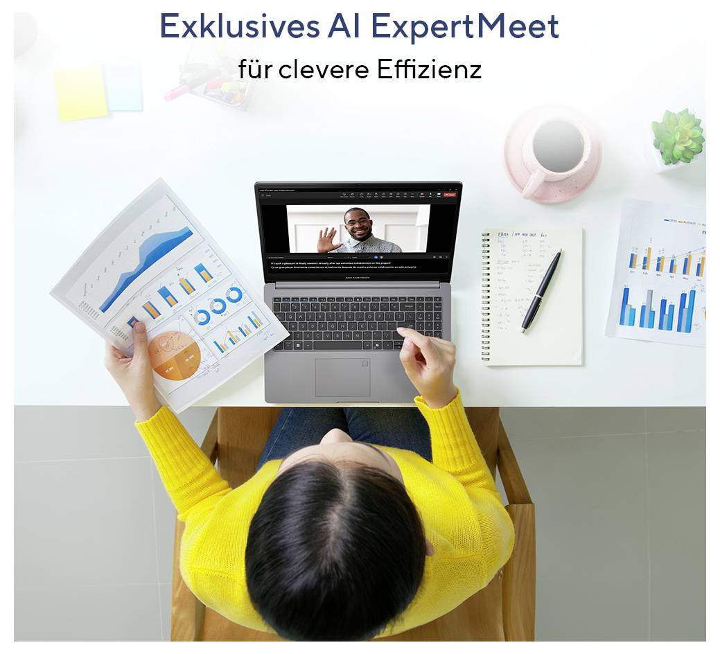 Person am Schreibtisch mit Laptop, betrachtet Webinar-Video. Auf dem Tisch sind Kaffeetasse, Grafiken und Notizbuch. Überschrift: Exklusives AI ExpertMeet.