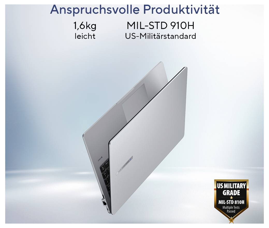 Nahaufnahme einer reflektierenden, diagonal lamellierte Oberfläche mit metallischem Finish, die ein Streifenmuster mit unterschiedlichem Licht und Schatten erzeugt.