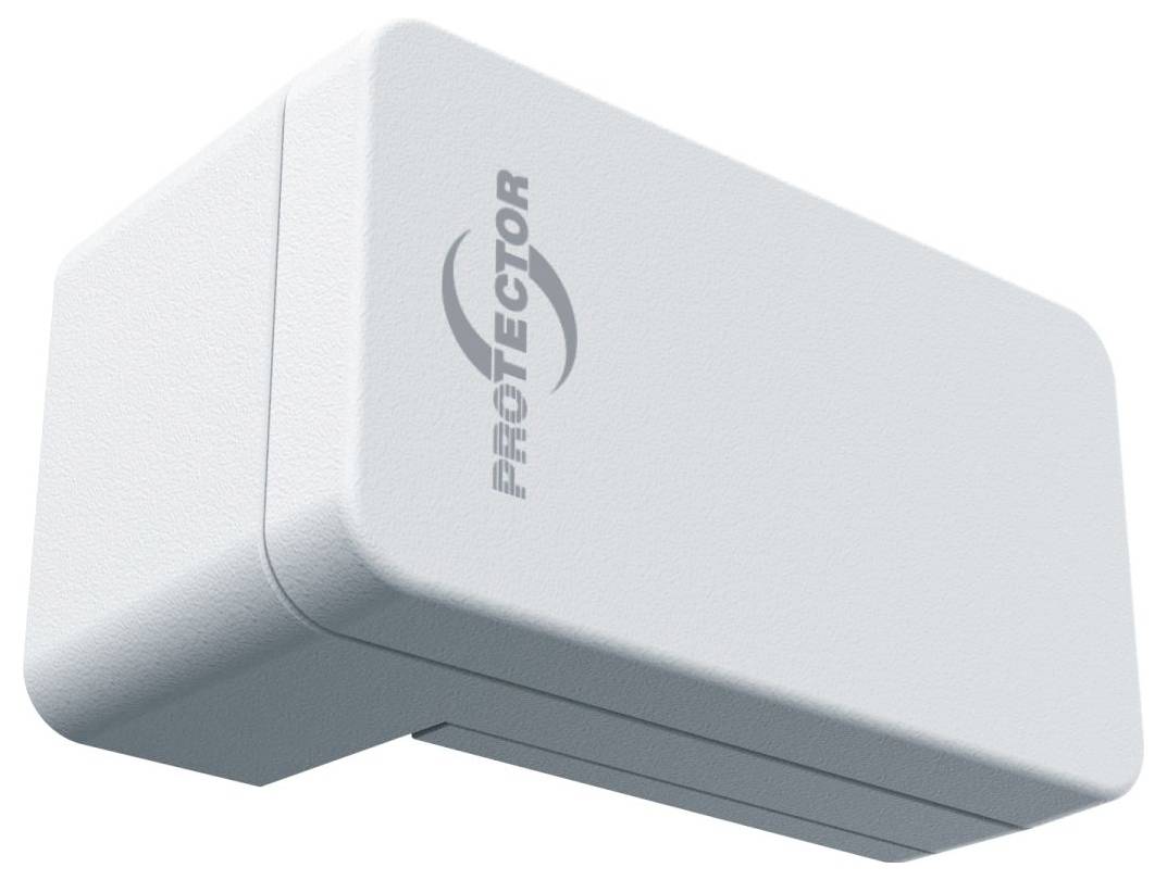 Eine kreative Lampe aus einer Glasflasche mit schwarzem Schirm, vor einem leuchtenden Sonnenuntergangshimmel mit Silhouetten von hohem Gras.