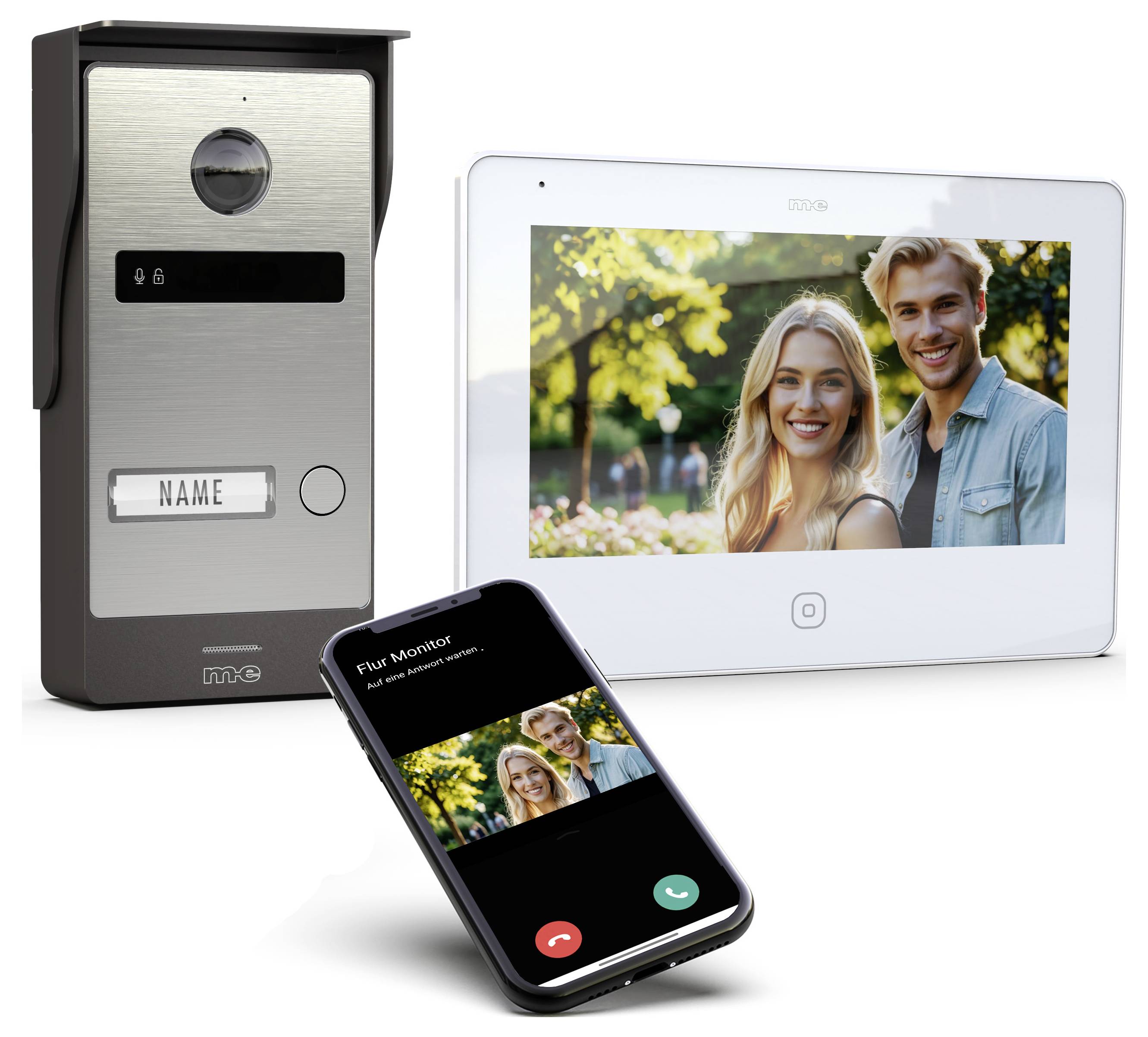 Videosprechanlage mit einem lächelnden Paar auf einem Bildschirm, ein Smartphone mit einem eingehenden Anruf und ihrem Foto sowie eine Türklingelkamera mit Platz für ein Namensschildchen.