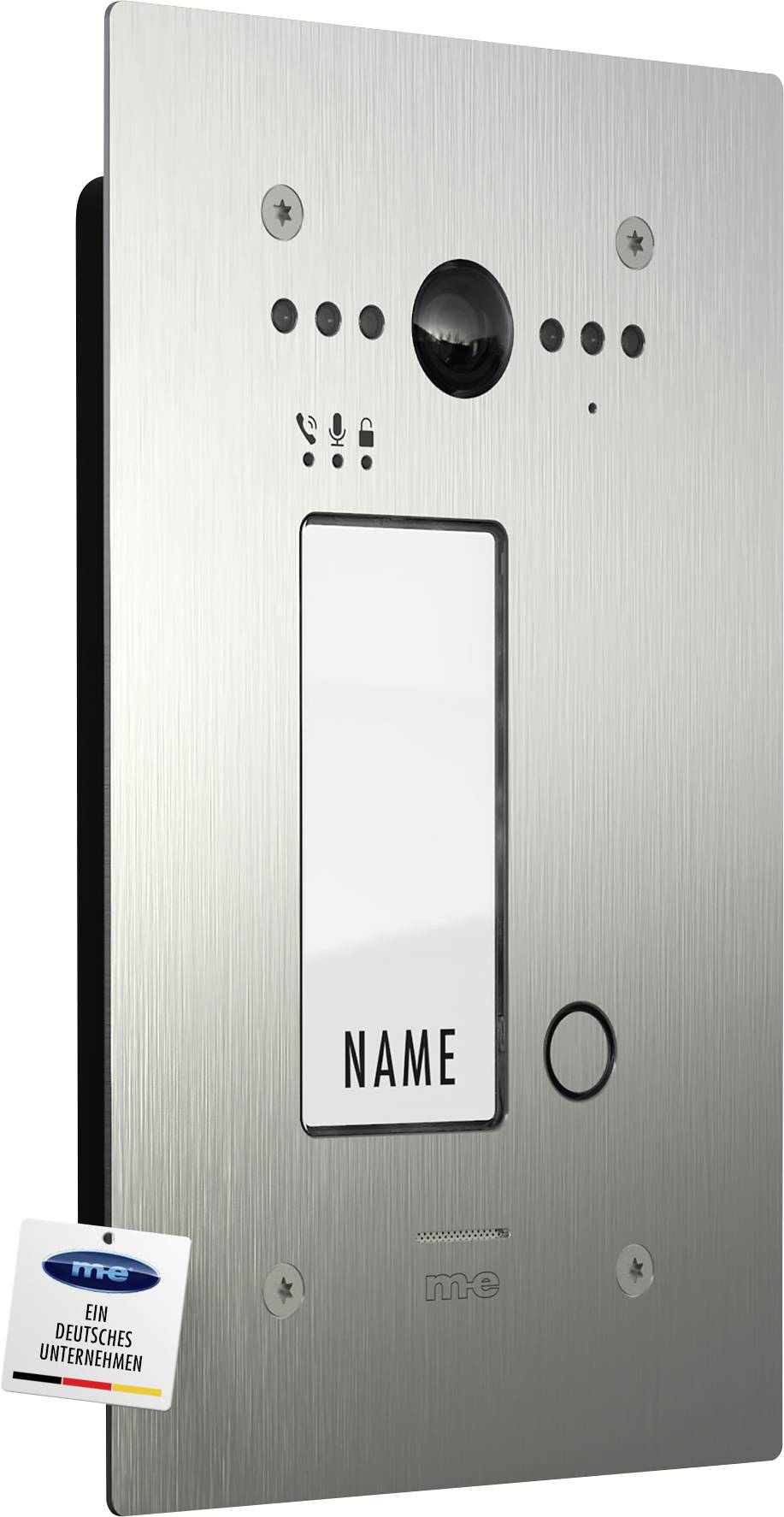 Ein roter Staubsauger mit schwarzem Schlauch und Rädern wird vor weißem Hintergrund gezeigt.