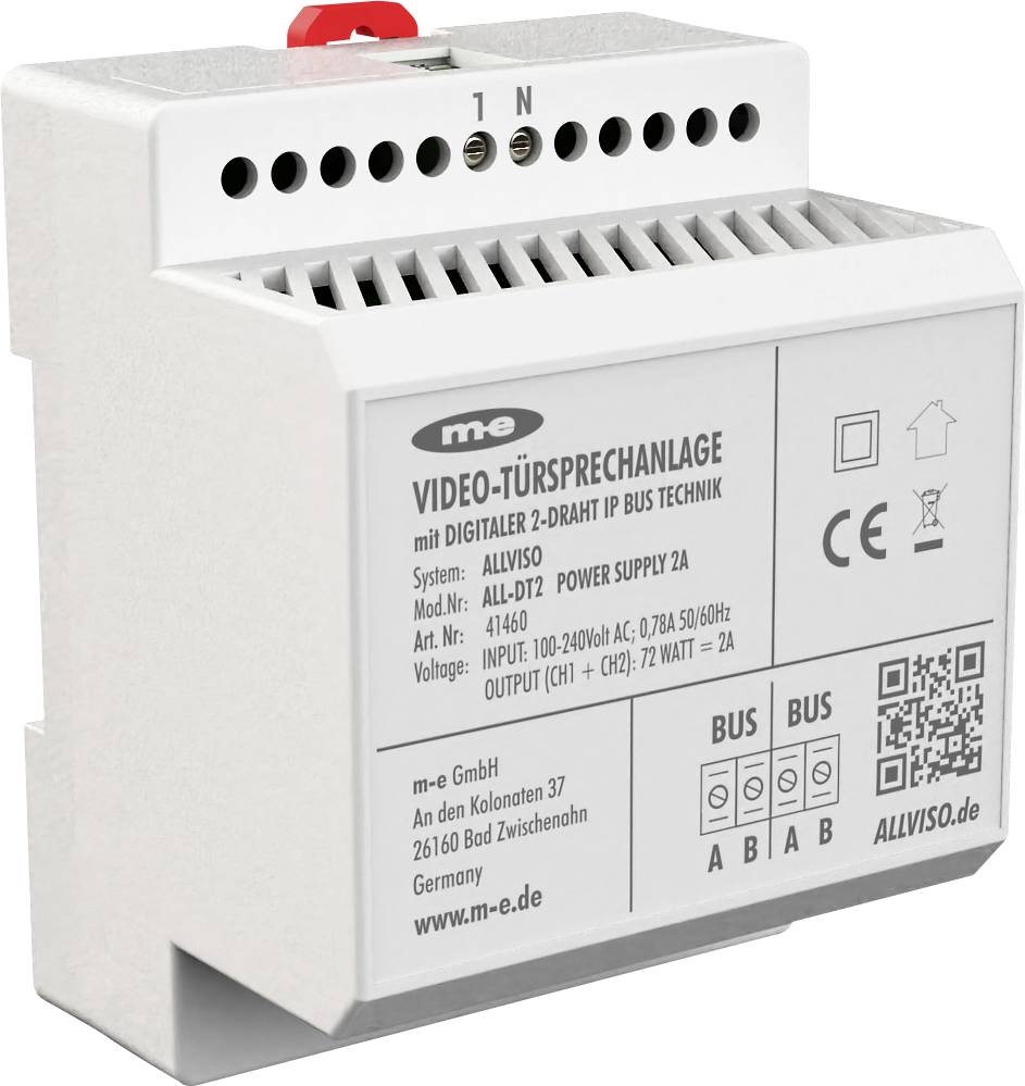 Ein hohes, leeres Servergestell mit einer gelochten Metalltür und Seitenpaneelen zur Belüftung, das zur Aufbewahrung von Netzwerkgeräten in Rechenzentren ausgelegt ist.