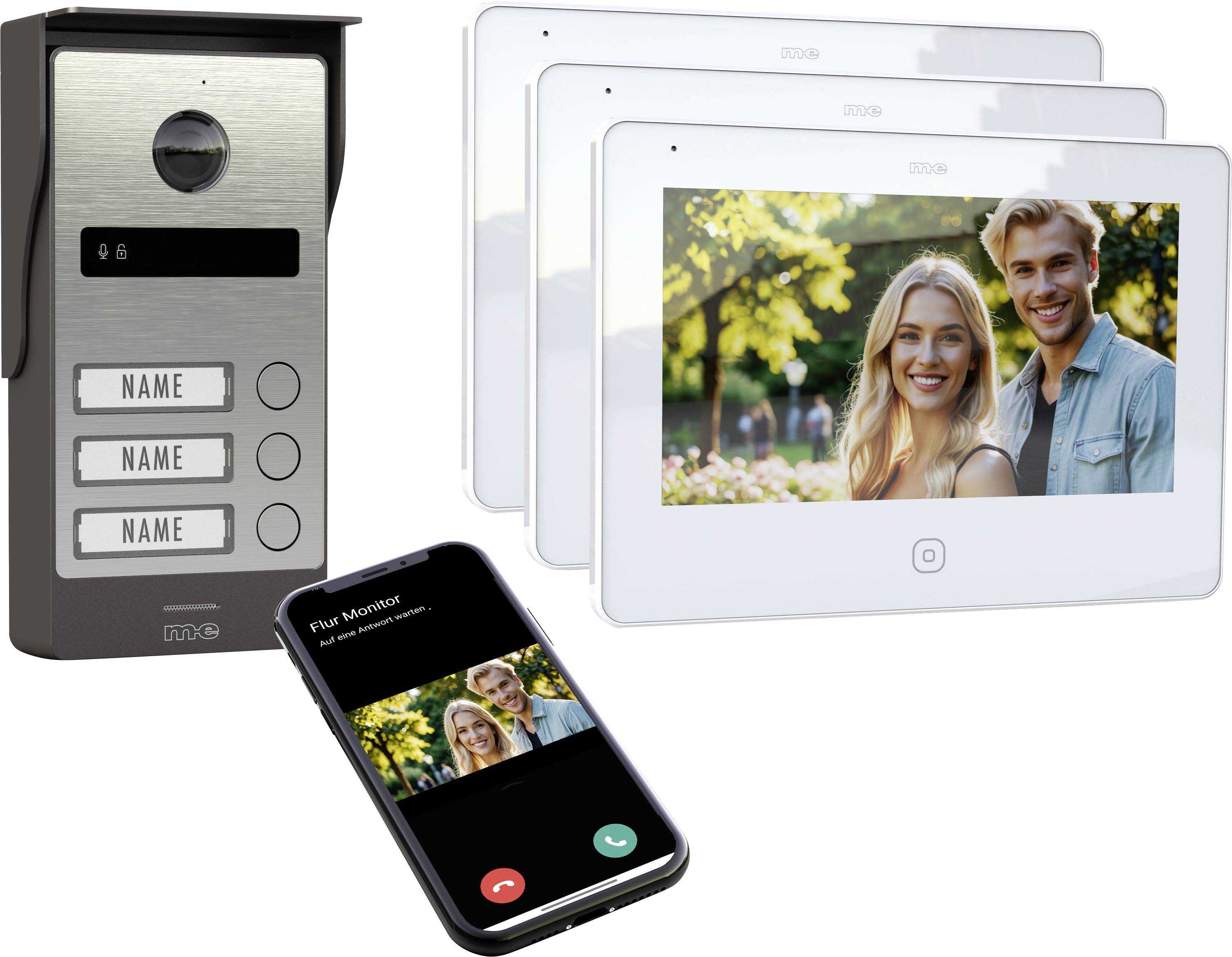 Gegensprechanlage mit Bildschirmen, die auf drei Monitoren und einem Smartphone-Display ein lächelndes Paar im Freien zeigen, mit Namenstasten auf dem Gerät.