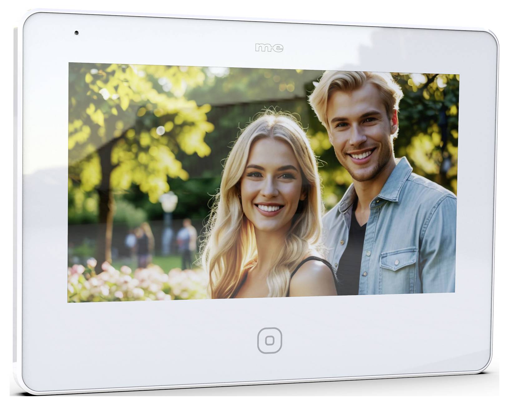 Ein digitaler Bilderrahmen zeigt ein lachendes Paar, das im Freien steht, mit Bäumen und Blumen im Hintergrund.