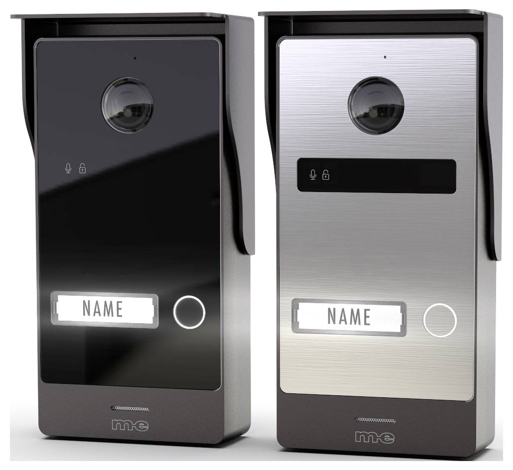 Zwei moderne Türsprechanlagen mit digitalen Displays, auf denen das Wort „NAME