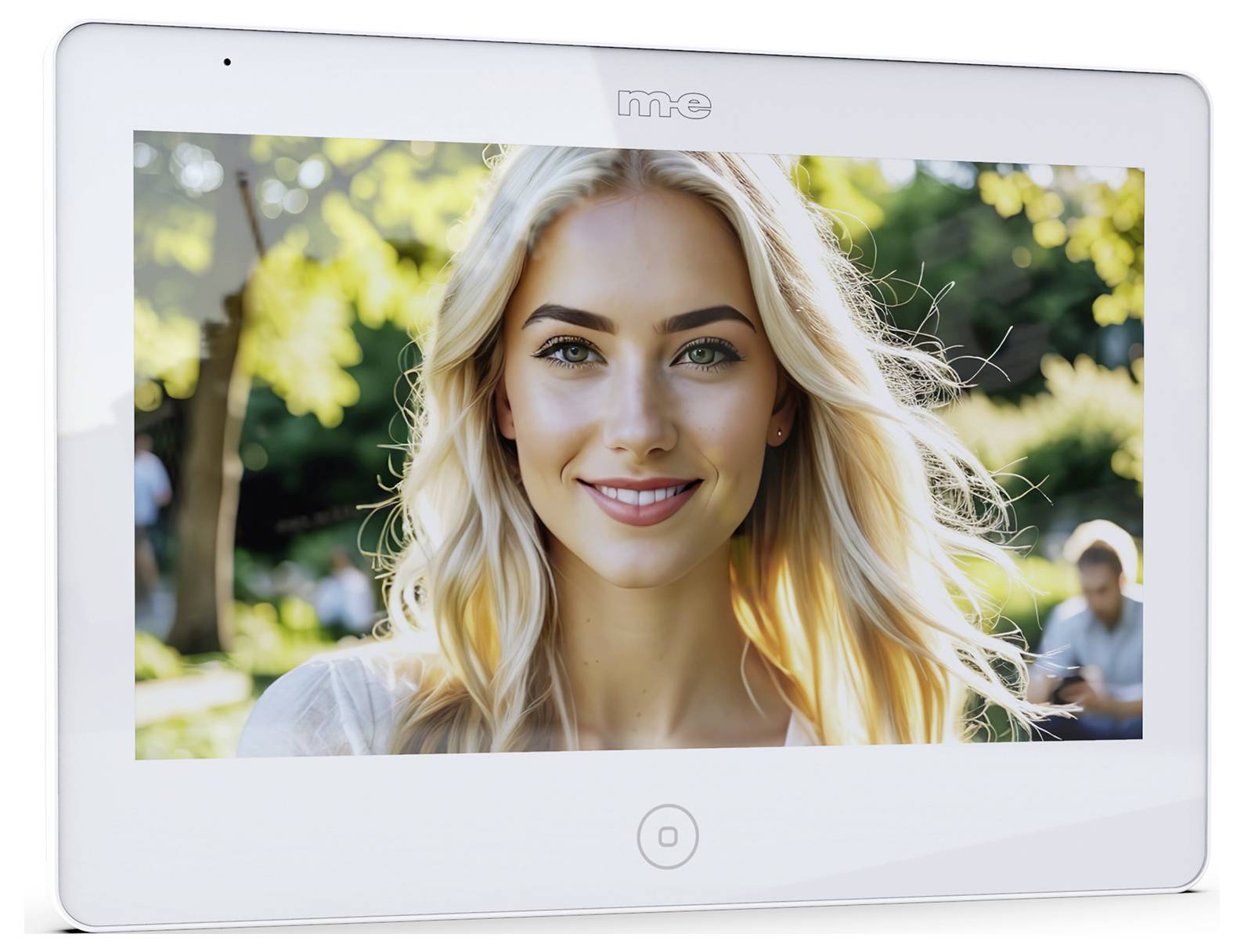 Eine lächelnde Person mit langen blonden Haaren draußen, Grünflächen und eine unscharfe Figur im Hintergrund, angezeigt auf einem digitalen Bilderrahmen.