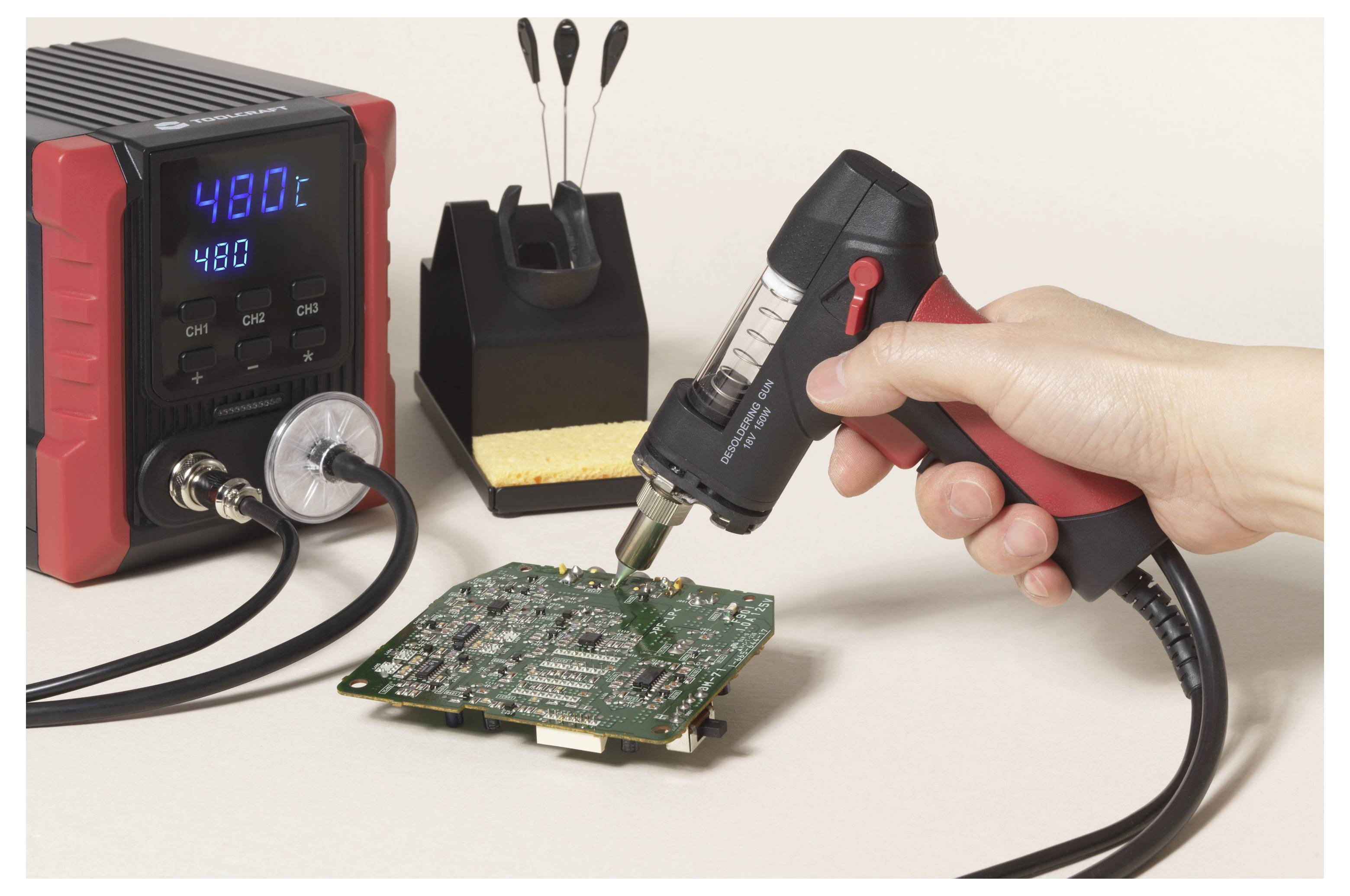 Weiße Over-Ear-Kopfhörer mit Totenkopf-Logo auf dem Kopfbügel, von oben betrachtet, zeigen ein minimalistisches Design.