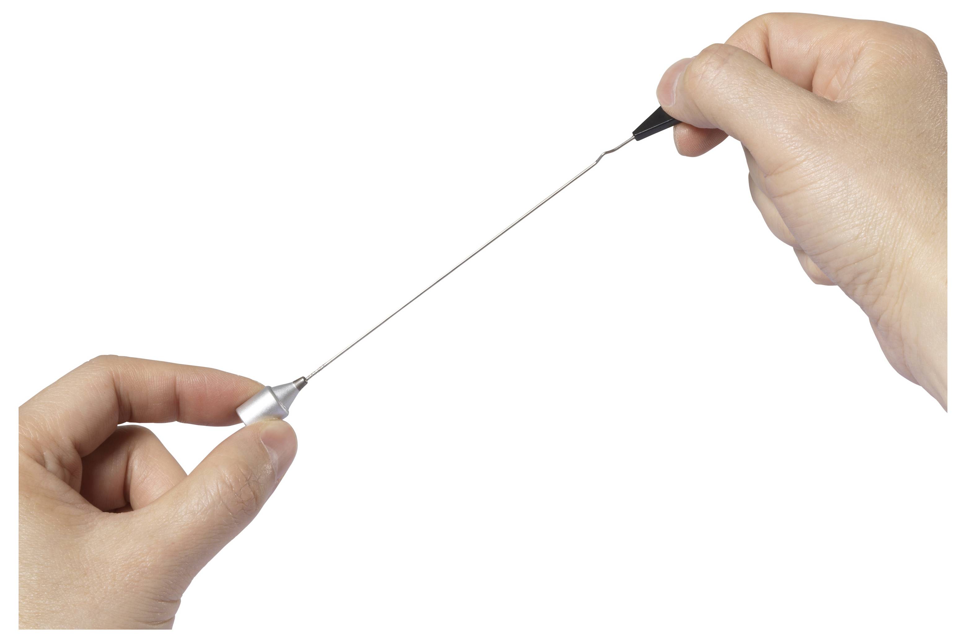 Eine Person hält ein Zahnseide-Werkzeug in den Händen und zeigt, wie man die Zahnseide straff spannt, um zwischen den Zähnen zu reinigen.