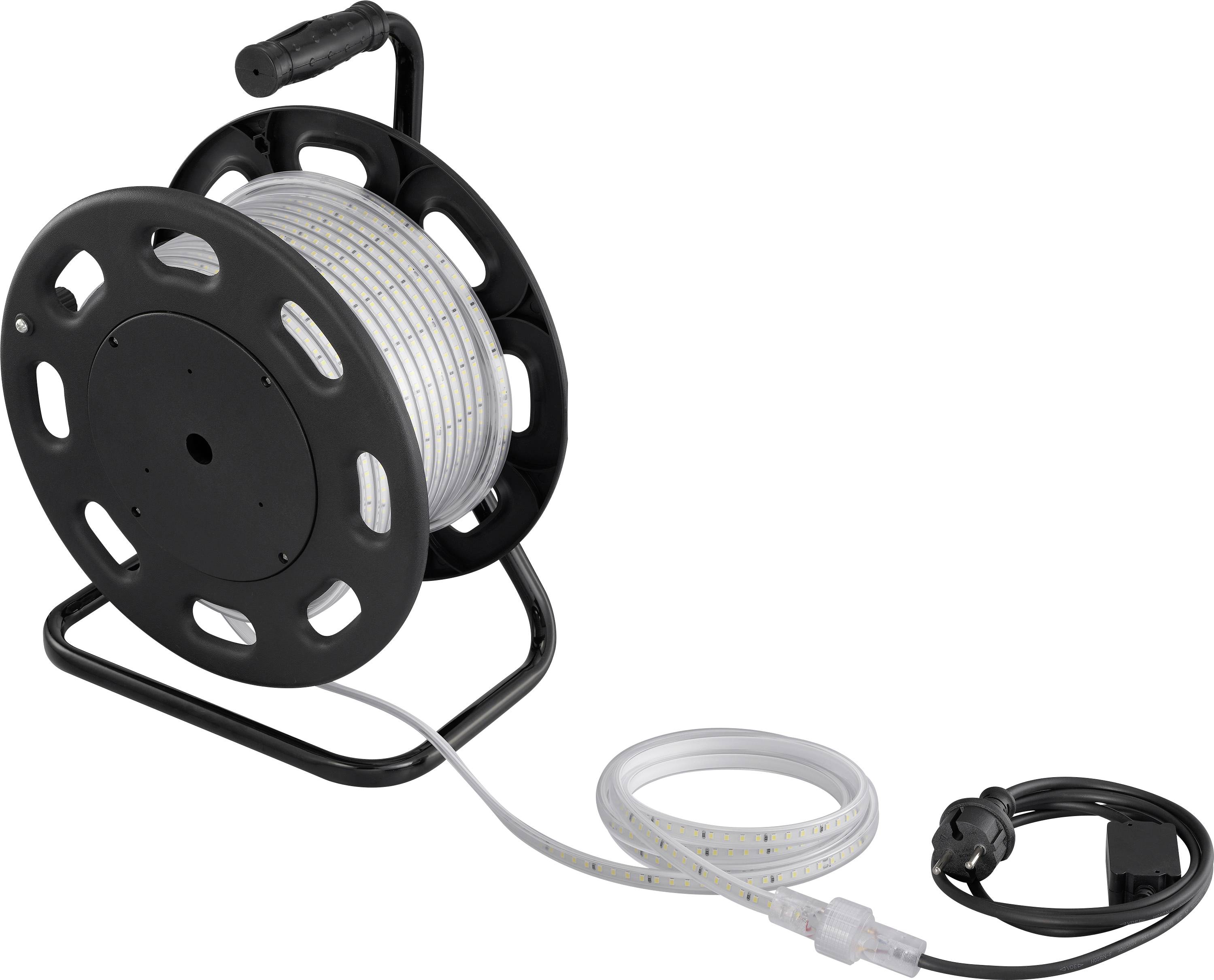 Spule mit LED-Streifenlicht mit Stromkabel und Stecker auf weißem Hintergrund.