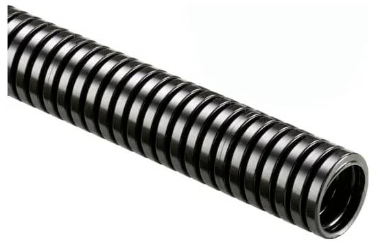 Ein schwarzer, spiralförmiger, flexibler Schutzschlauch, üblicherweise zum Schutz von Elektrokabeln verwendet, vor weißem Hintergrund dargestellt.