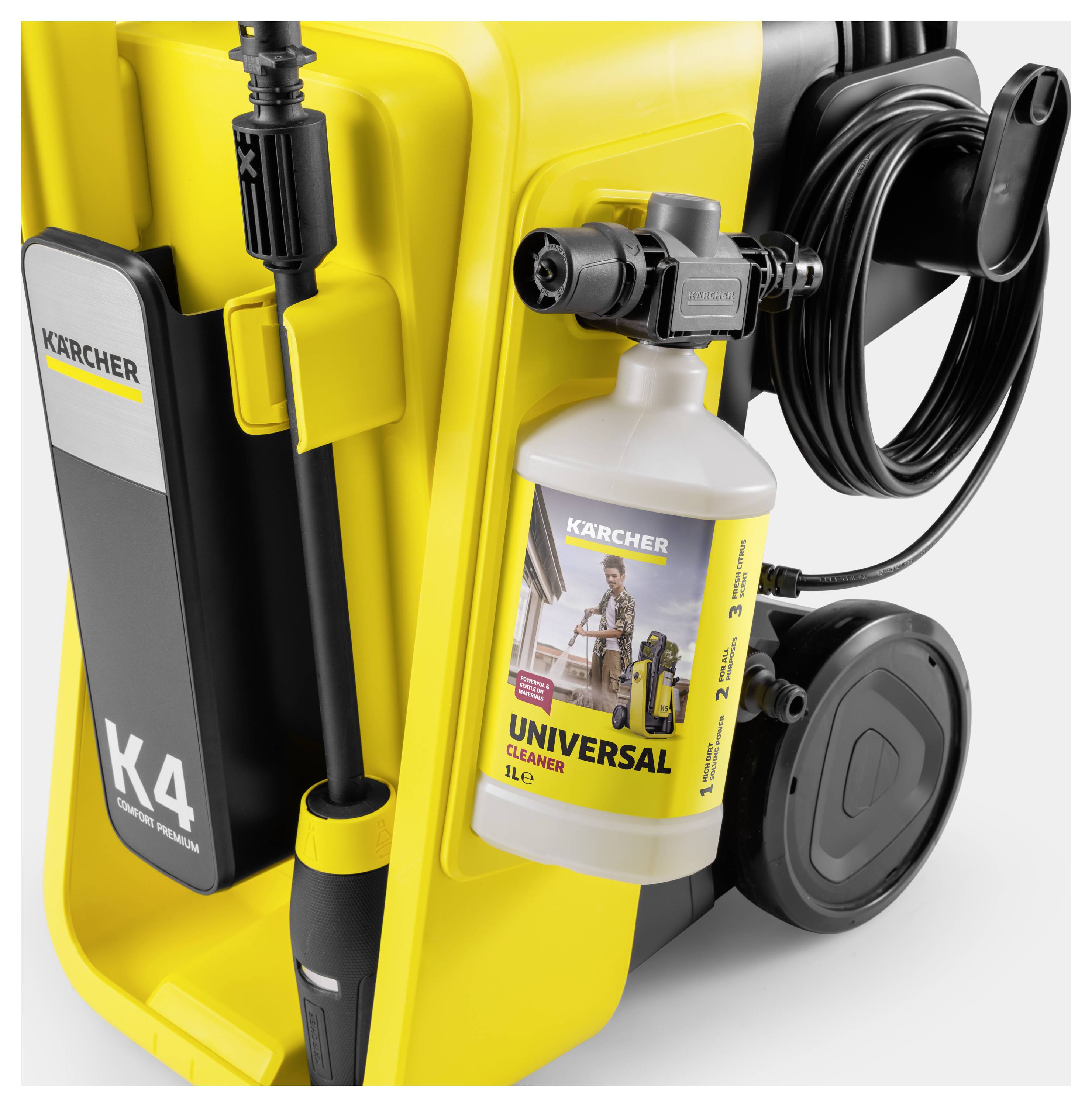Ein gelber Kärcher K4 Hochdruckreiniger mit angebrachter Reinigerflasche mit der Aufschrift „Universal Cleaner