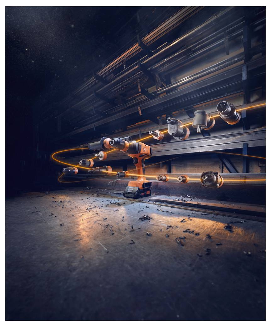 Ein Elektrobohrer mit mehreren um ihn herum schwebenden Aufsätzen, umgeben von einer orangefarbenen Lichtspur, in einer dramatischen Werkstattszenerie.