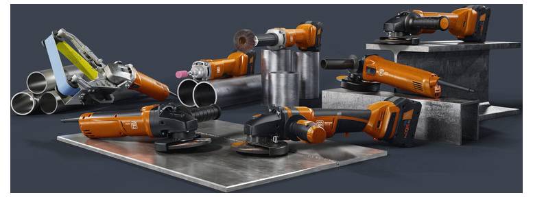 Verschiedene orangefarbene Elektrowerkzeuge ausgestellt, darunter Winkelschleifer, ein Rohrpolierer und ein Rohreschlifer, auf Metallflächen vor dunklem Hintergrund.