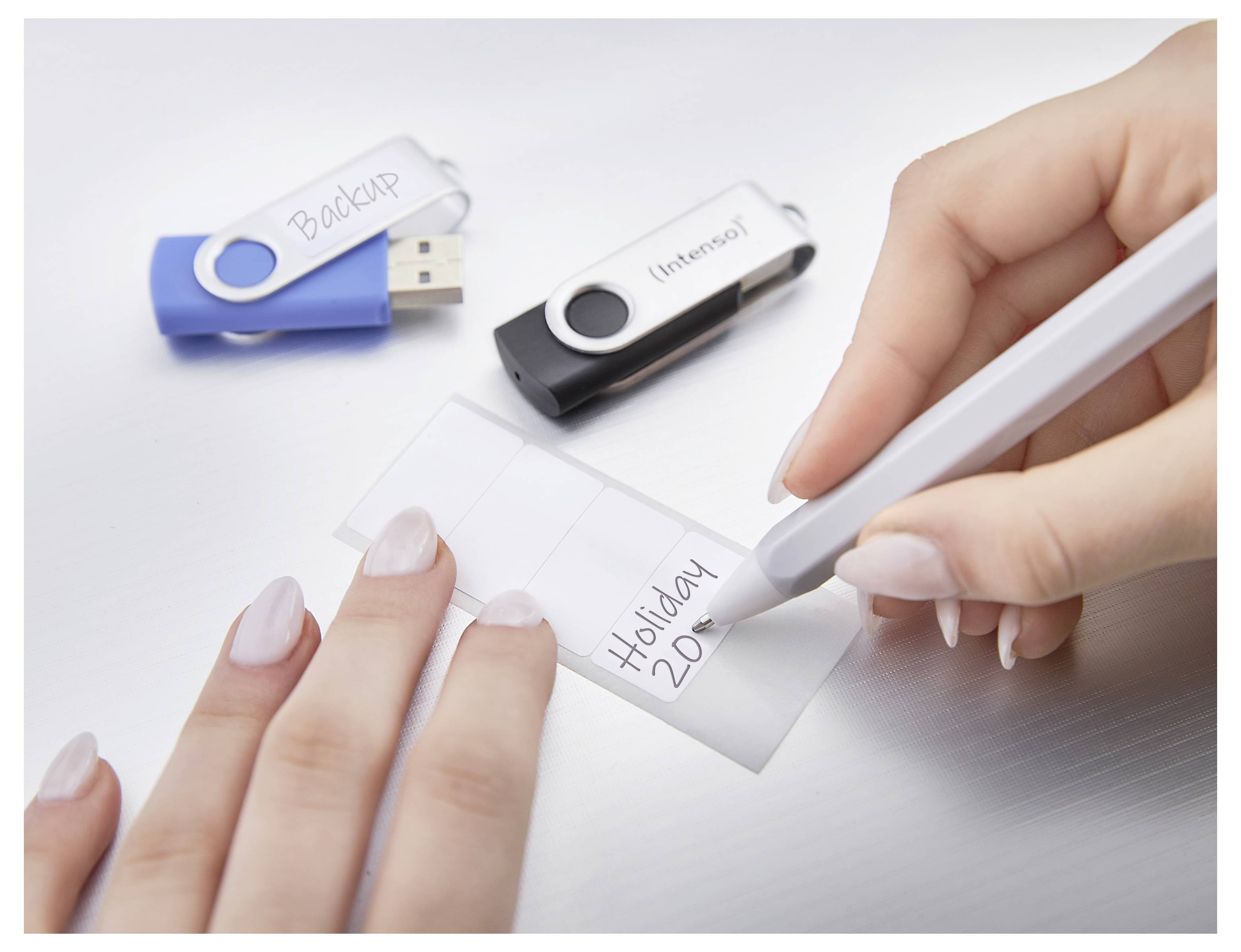 Eine Hand schreibt „Holiday 2020