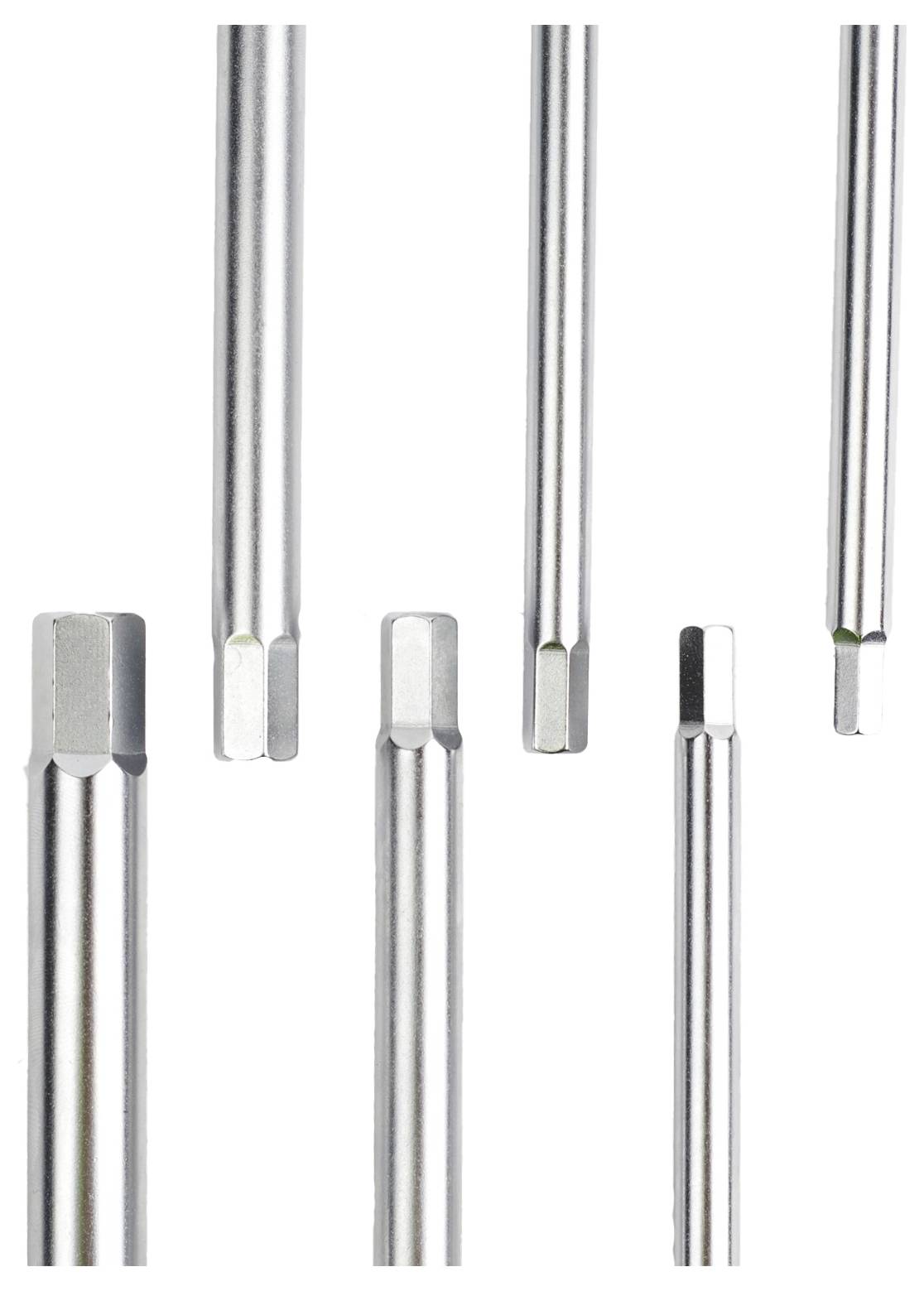 Mehrere Metallstäbe mit sechskantigen Profilen unterschiedlicher Längen, vertikal angeordnet, die ihre glatten, reflektierenden Oberflächen und präzisen Kanten zeigen.