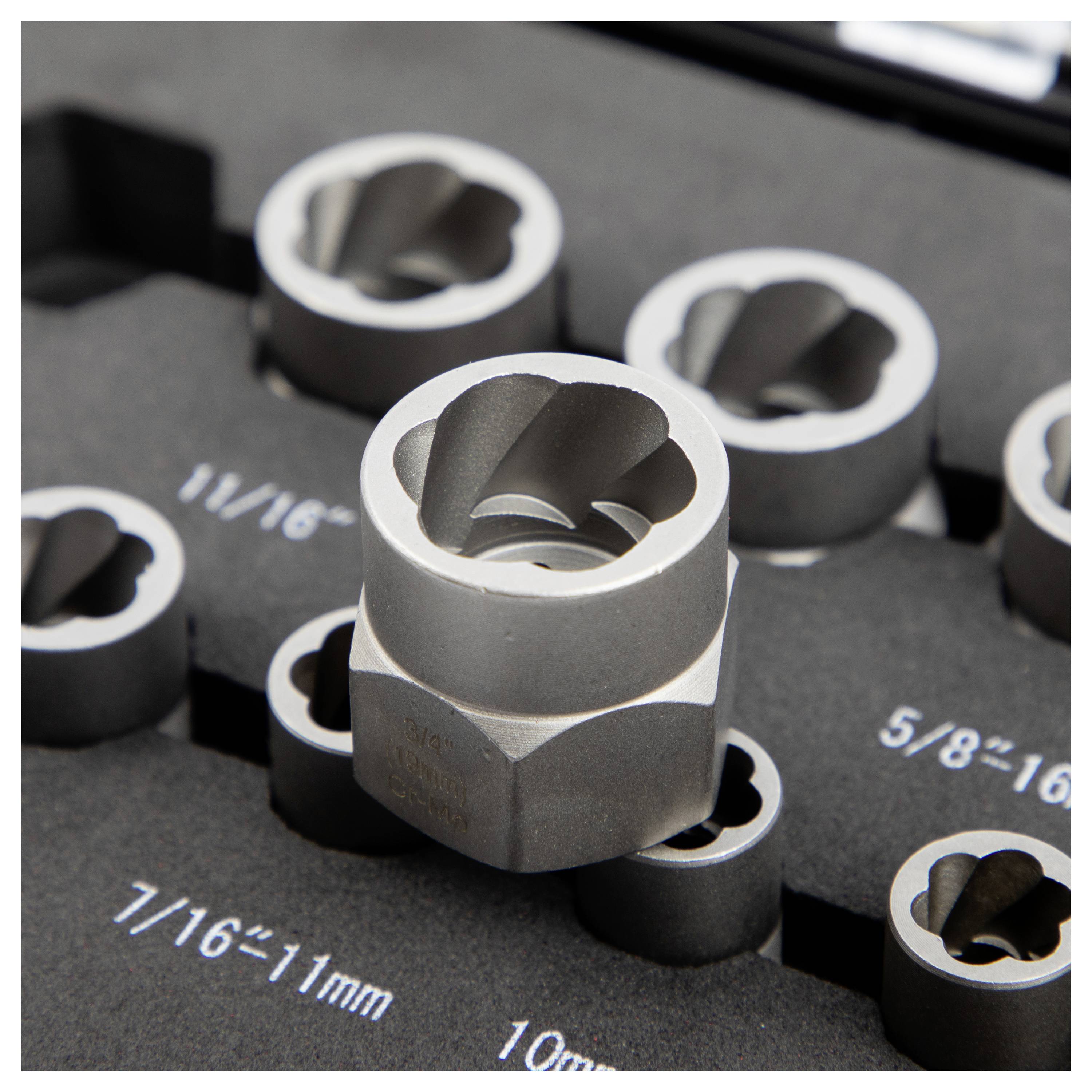 Eine Nahaufnahme eines Stecknussatzes, der in einem Schaumstoff-Tablett angeordnet ist und verschiedene Größen zeigt, die sowohl in metrischen als auch in imperialen Maßeinheiten gekennzeichnet sind.