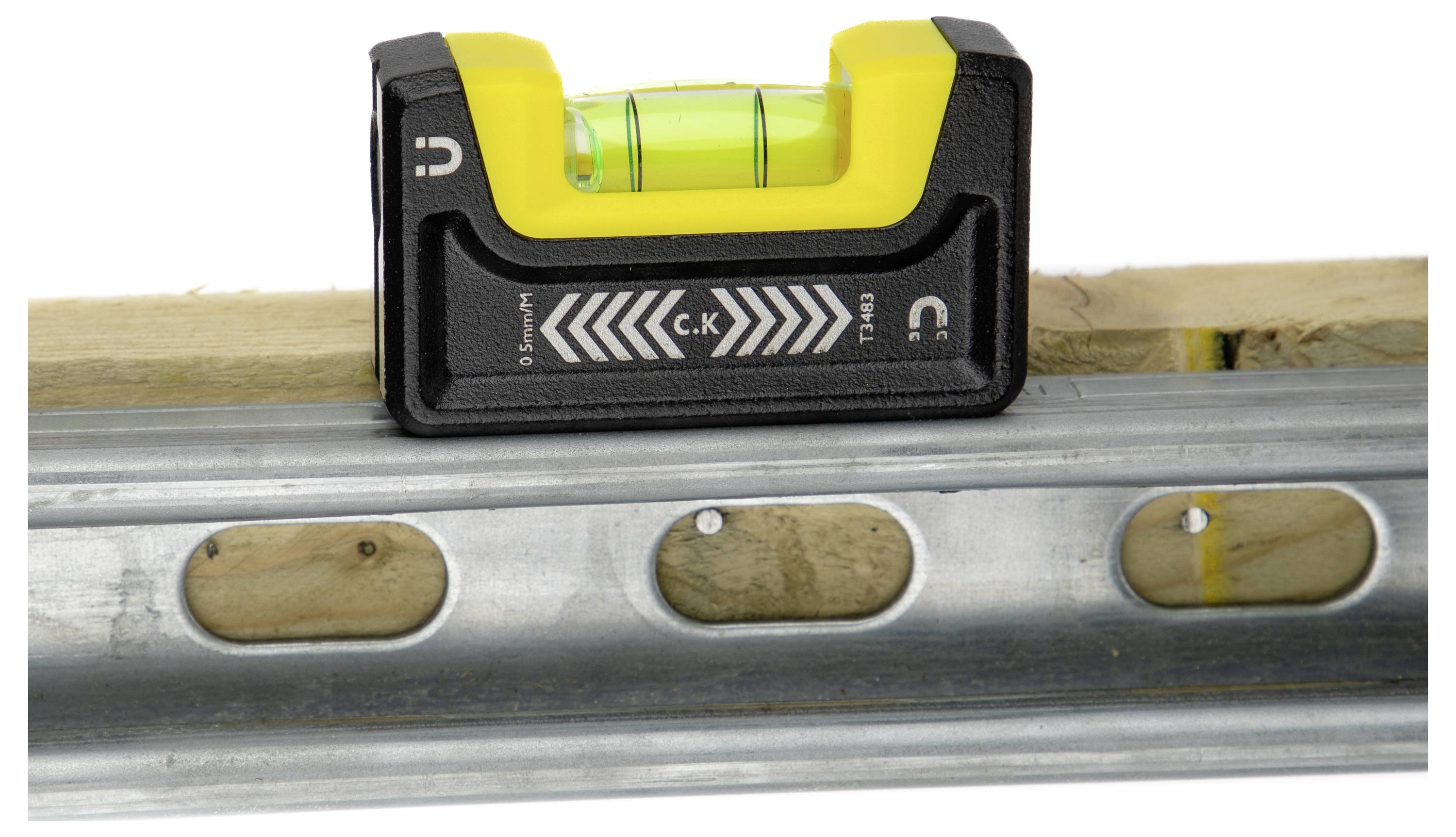 Horizontale Wasserwaage auf einer Metalloberfläche, die Ausgewogenheit anzeigt. Gelb-schwarzes Design mit einer sichtbaren Blase in der Röhre.