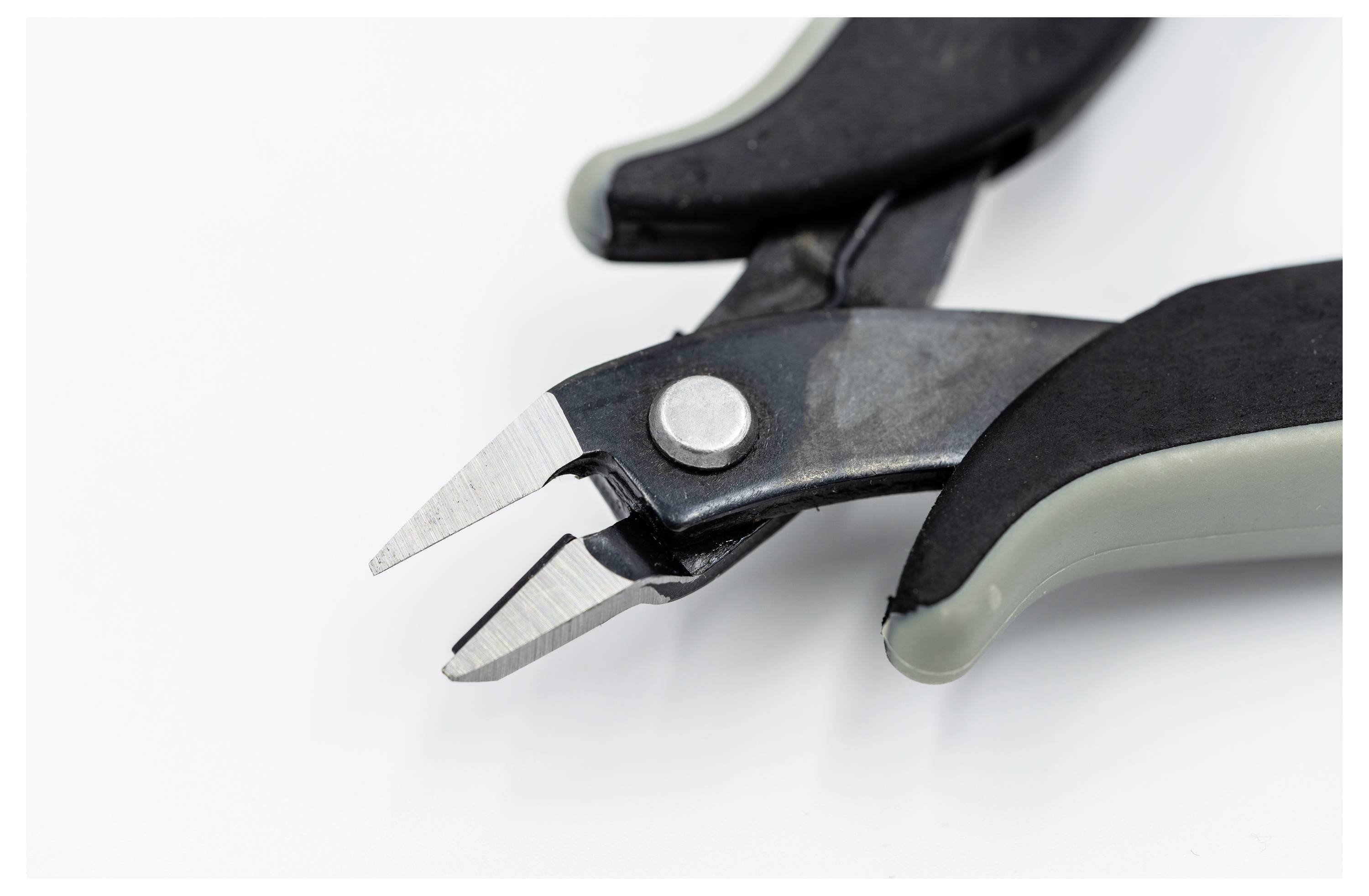 Nahaufnahme von Metallkabelschneider mit schwarzen und grauen Griffen auf weißem Hintergrund, die scharfe Kanten zum Schneiden von Draht zeigen.