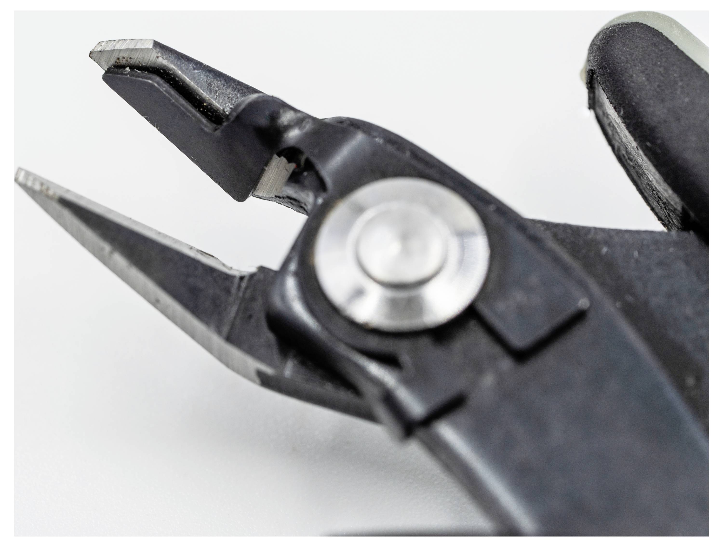 Nahaufnahme von Metallschneidern mit einer verstellbaren Schraube auf weißem Hintergrund, wird zum Schneiden von Drähten oder kleinen Objekten verwendet.