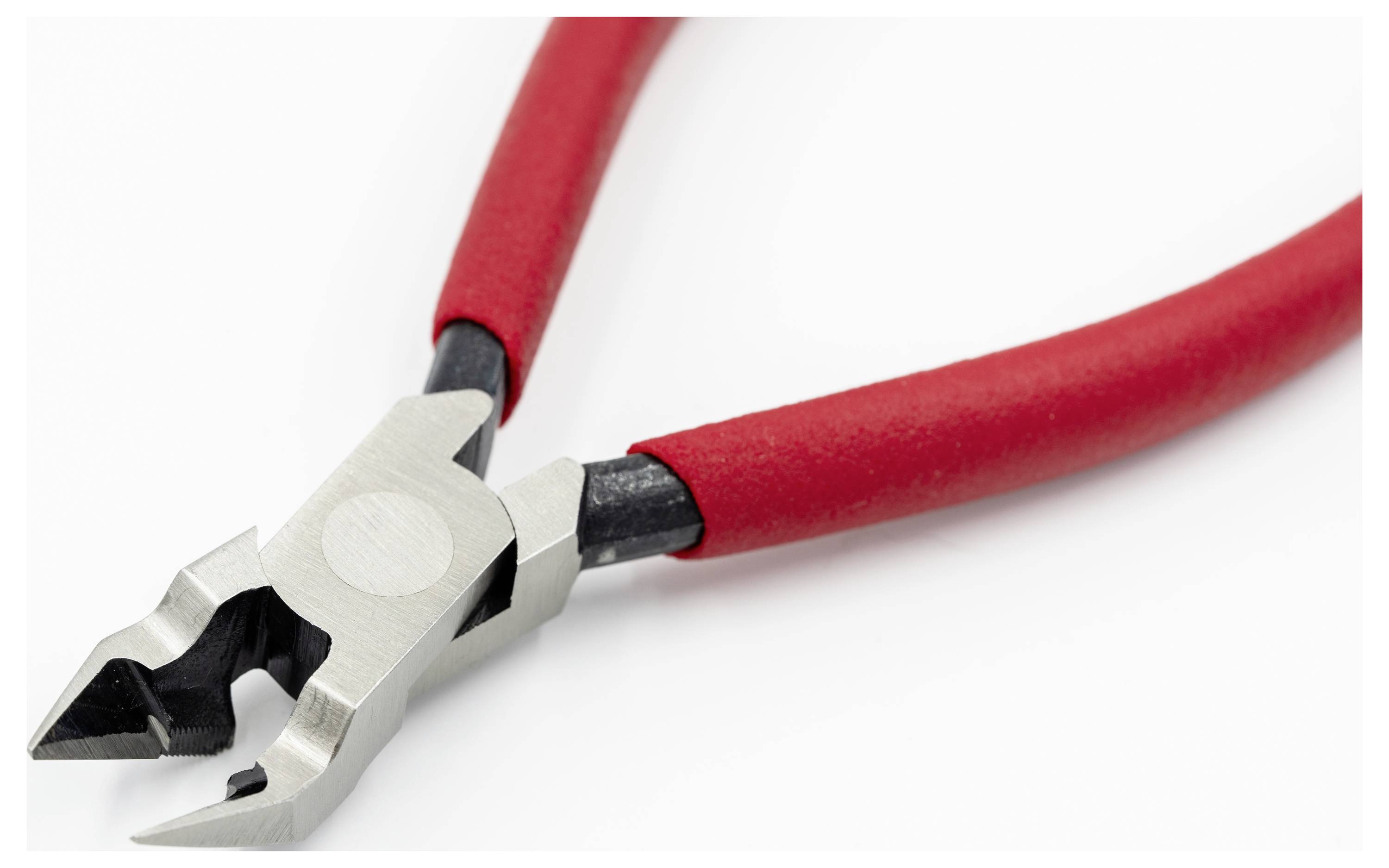 Drahtschneider mit roten Griffen und schräg gestellten Metallbacken auf weißem Hintergrund.