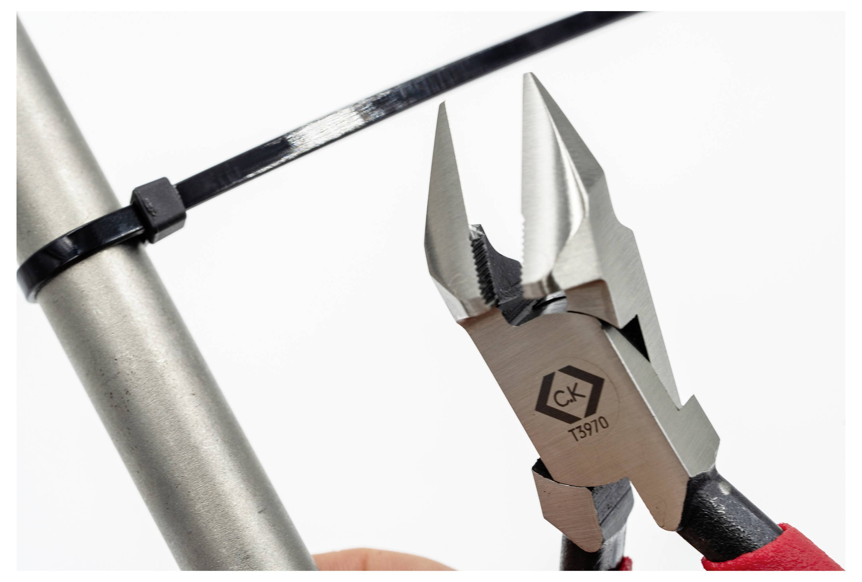 Zange schneidet einen schwarzen Kabelbinder an einem Metallpfosten ab.