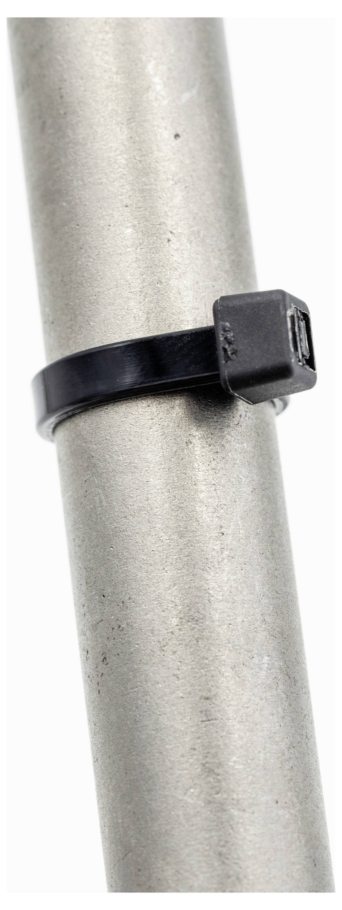 Ein Metallpfosten, der mit einer schwarzen Kunststoffkabelbinder umwickelt ist, die eine einfache Befestigungsmethode anzeigt.